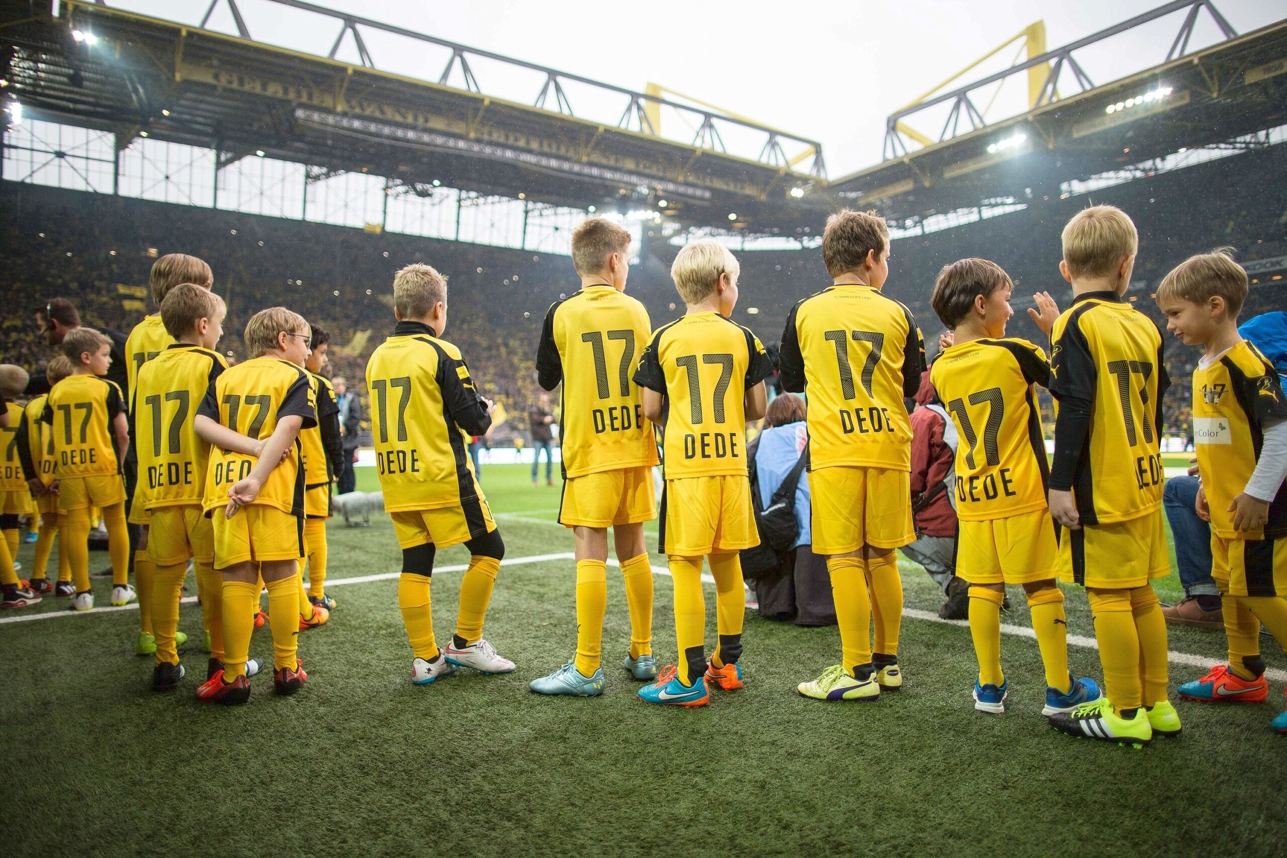 Beim Abschiedsspiel von Leonardo Dede kamen viele ehemalige BVB- und Bundesliga-Stars zusammen, um den Brasilianer zu feiern.