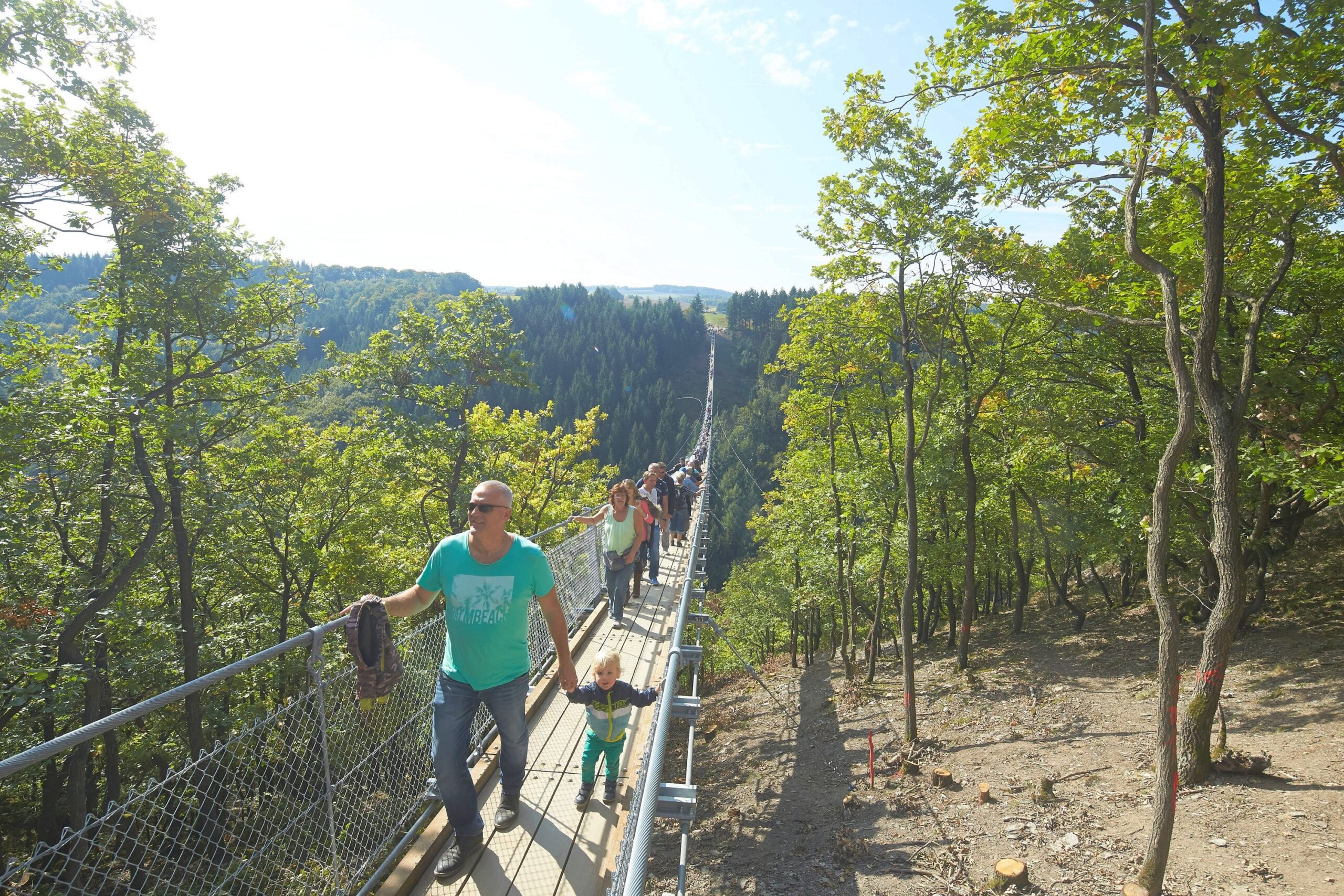 ...Die ersten Besucher gingen am Tag der Deutschen Einheit über die neue Brücke, die die Geierlay-Schlucht überspannt...