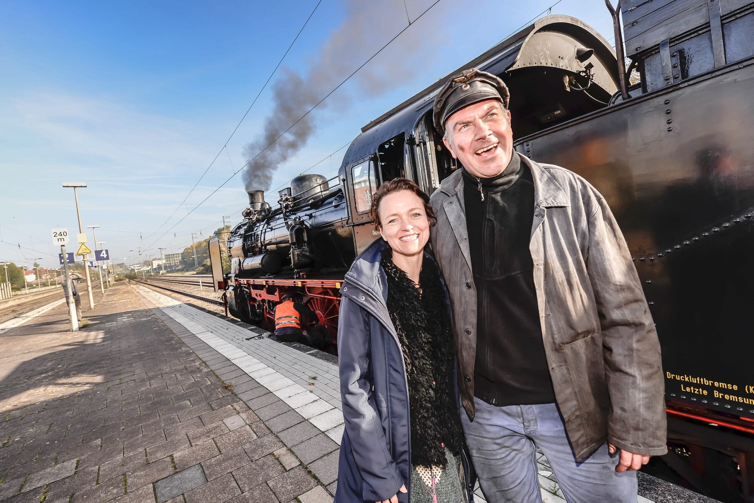 Barbara Meisner posiert für ein Erinnerungsfoto mit Heizer Volker Böhm.