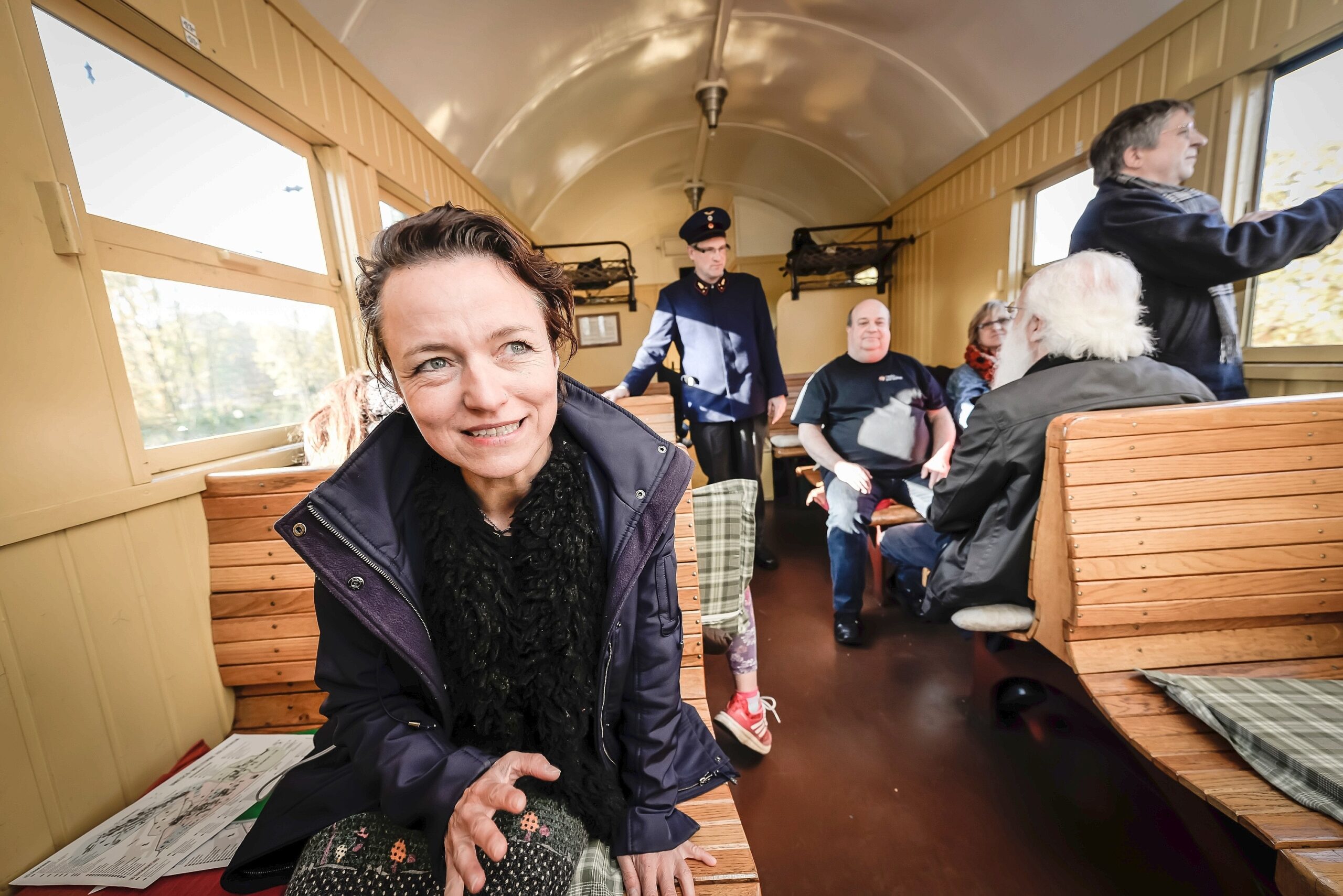 Barbara Meisner sieht begeistert aus dem Fenster.