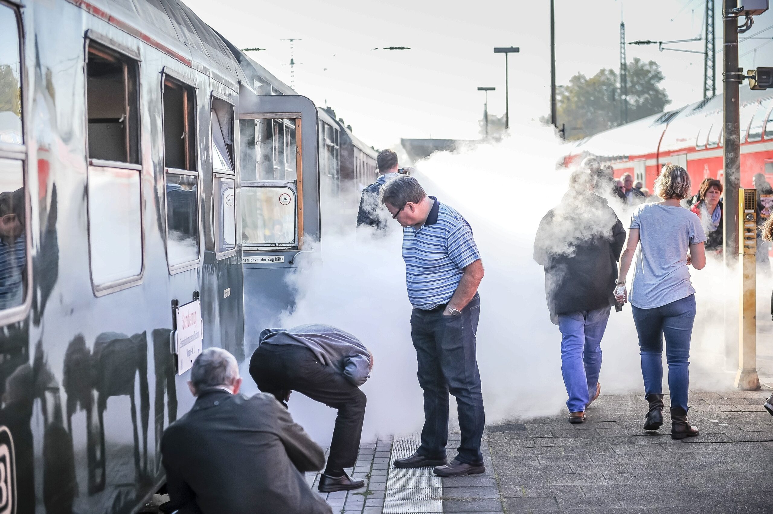 Fahrgäste machen Erinnerungsfotos.