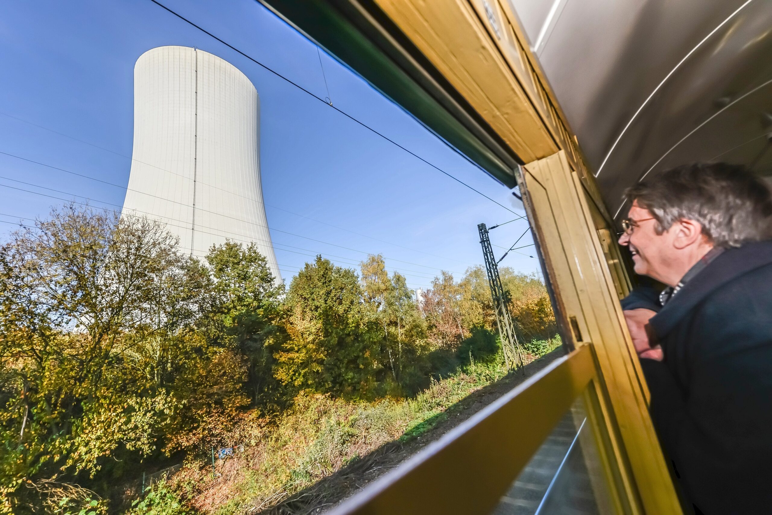 Ein Fahrgast sieht bei der Fahrt einen Kühlturm des Kraftwerkes Scholven.