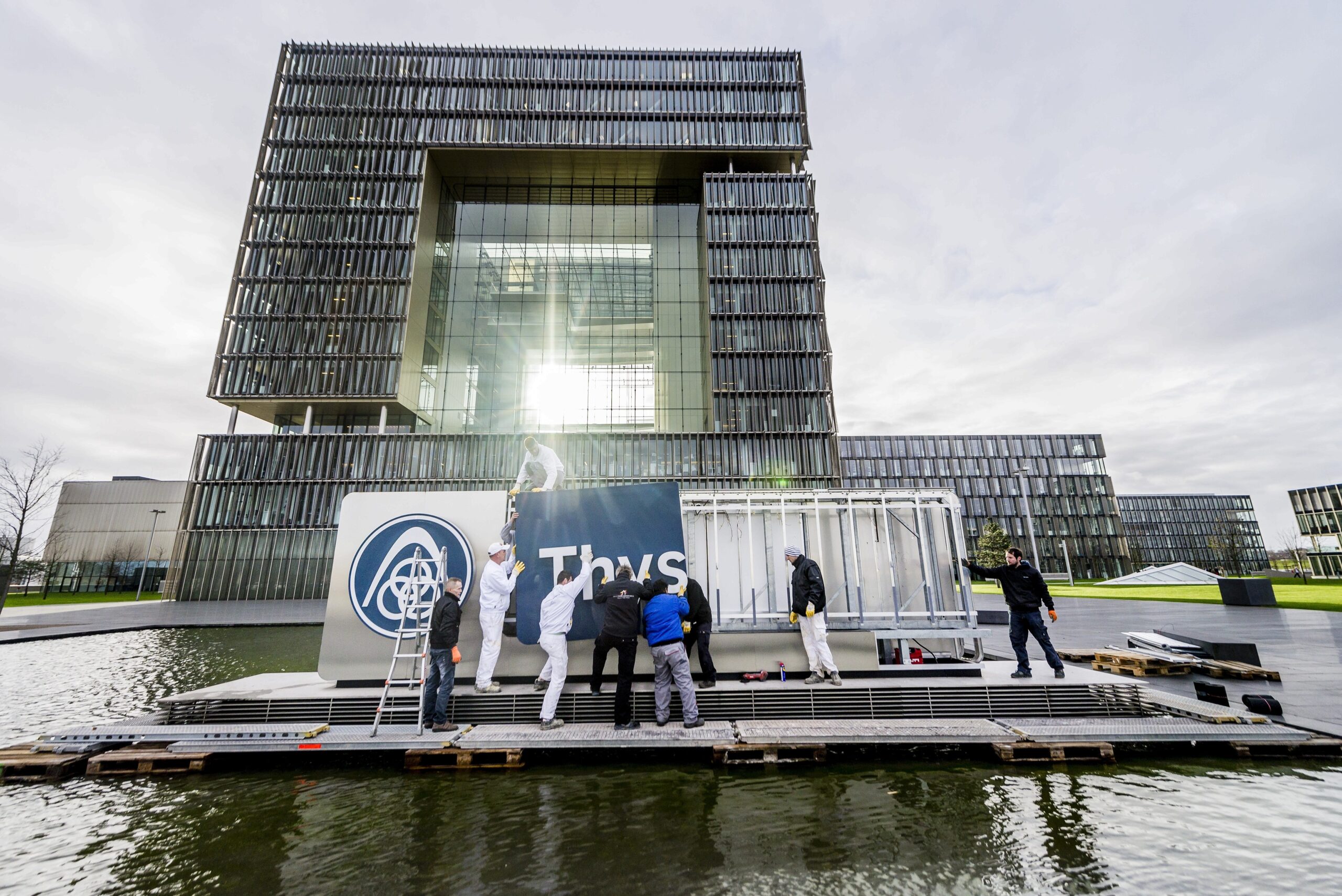 Am Mittwoch montierten Arbeiter das alte Logo vor der Thyssen-Krupp-Zentrale ab.