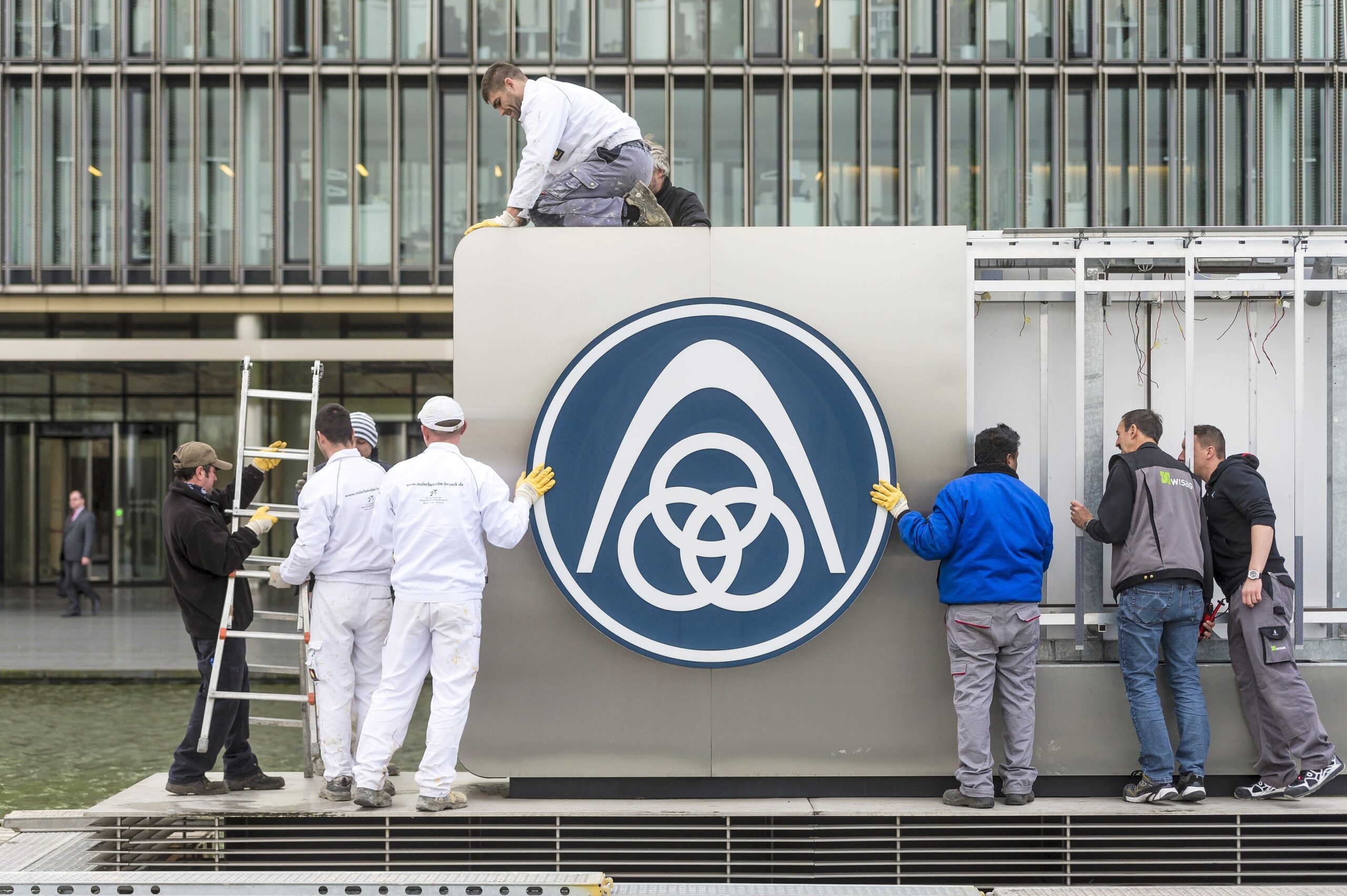 Am Mittwoch montierten Arbeiter das alte Logo vor der Thyssen-Krupp-Zentrale ab.