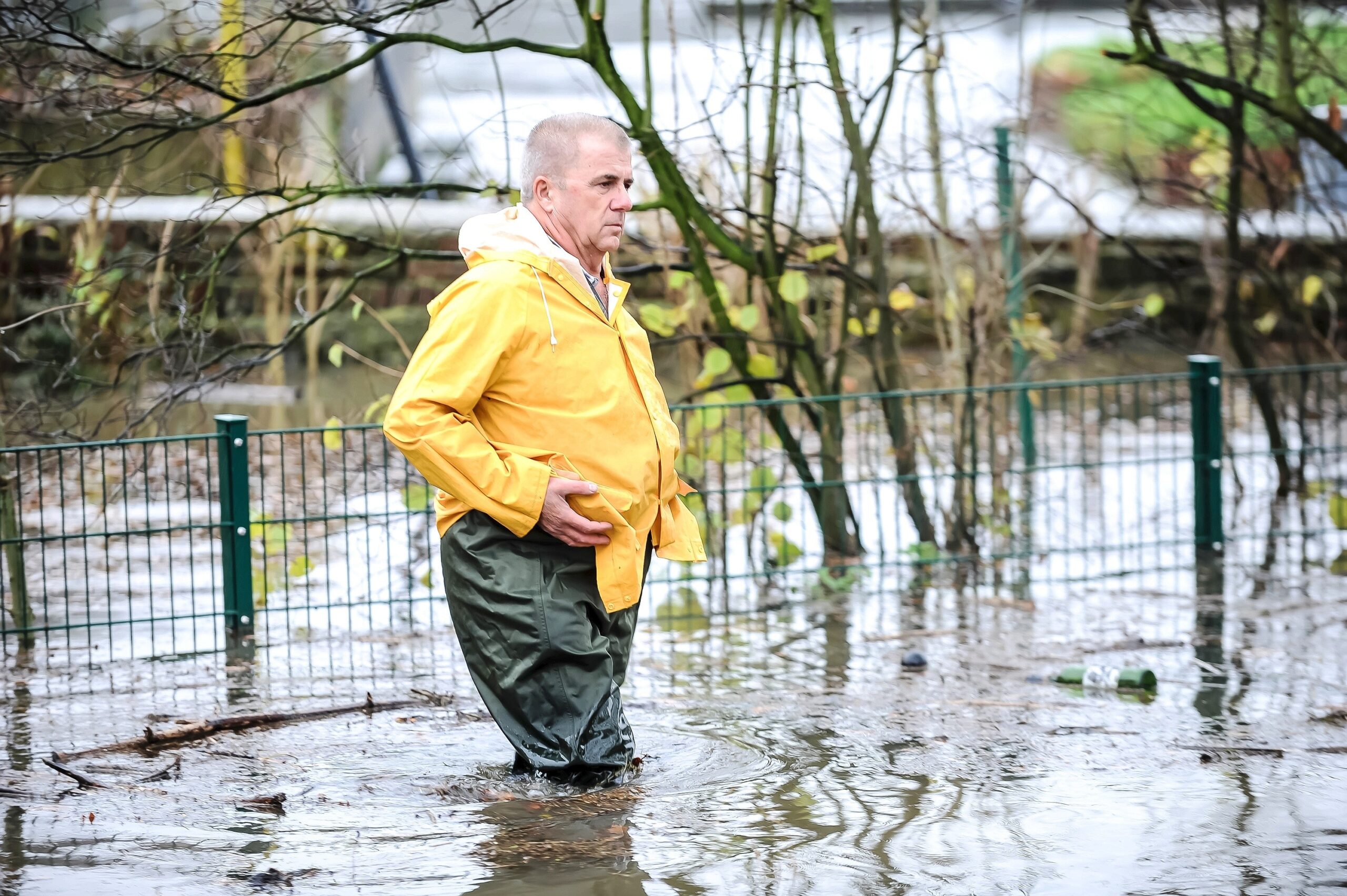 Ratko Patkovic watet mit Gummistiefeln durch das Hochwasser der Ruhr, das die Terasse eines Ausflugsokals  in Bochum Dahlhausen am Dienstag, den 01. Dezember 2015 übeflutet hat.