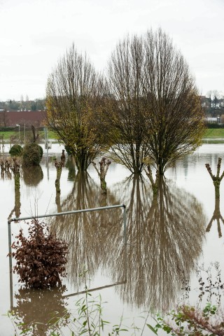 Winter 2015 in Hattingen, Hochwasser der Ruhr, weite Gebiete sind überschwemmt und Verkehrswege, vor allem der Radweg Leinpfad wurden gesperrt, hier der Campingplatz Stolle, Ruhrbrücke Bochumer Straße, musste evakuiert werden, der Platz ist komplett überflutet, Leinpfad und Wehr sind nicht mehr zu sehen.