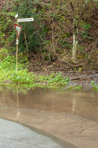 Winter 2015 in Hattingen, Hochwasser der Ruhr, weite gebiete sind überschwemmt und Verkehrswege, vor allem der Radweg Leinpfad wurden gesperrt, hier Isenberg Weg mit Fließwasser.