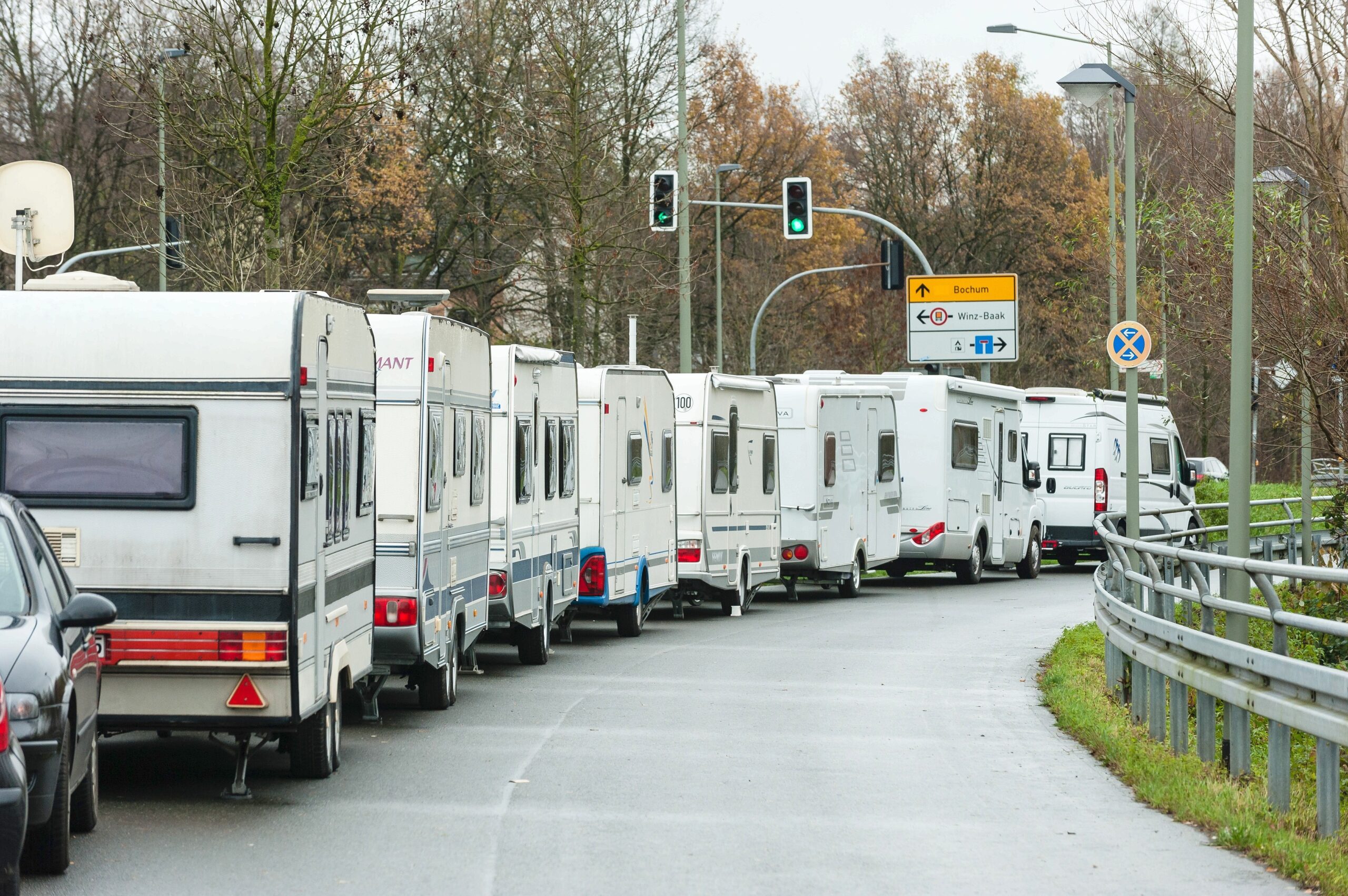 Winter 2015 in Hattingen, Hochwasser der Ruhr, weite Gebiete sind überschwemmt und Verkehrswege, vor allem der Radweg Leinpfad wurden gesperrt, hier der Campingplatz Stolle, Ruhrbrücke Bochumer Straße, musste evakuiert werden, der Platz ist komplett überflutet, Leinpfad und Wehr sind nicht mehr zu sehen.