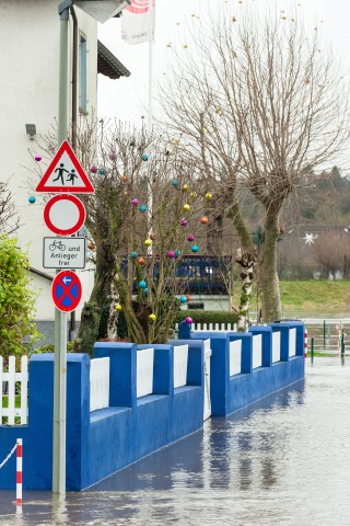 Winter 2015 in Hattingen, Hochwasser der Ruhr, weite Gebiete sind überschwemmt und Verkehrswege, vor allem der Radweg Leinpfad wurden gesperrt, hier der Campingplatz Stolle, Ruhrbrücke Bochumer Straße, musste evakuiert werden, der Platz ist komplett überflutet, Leinpfad und Wehr sind nicht mehr zu sehen.