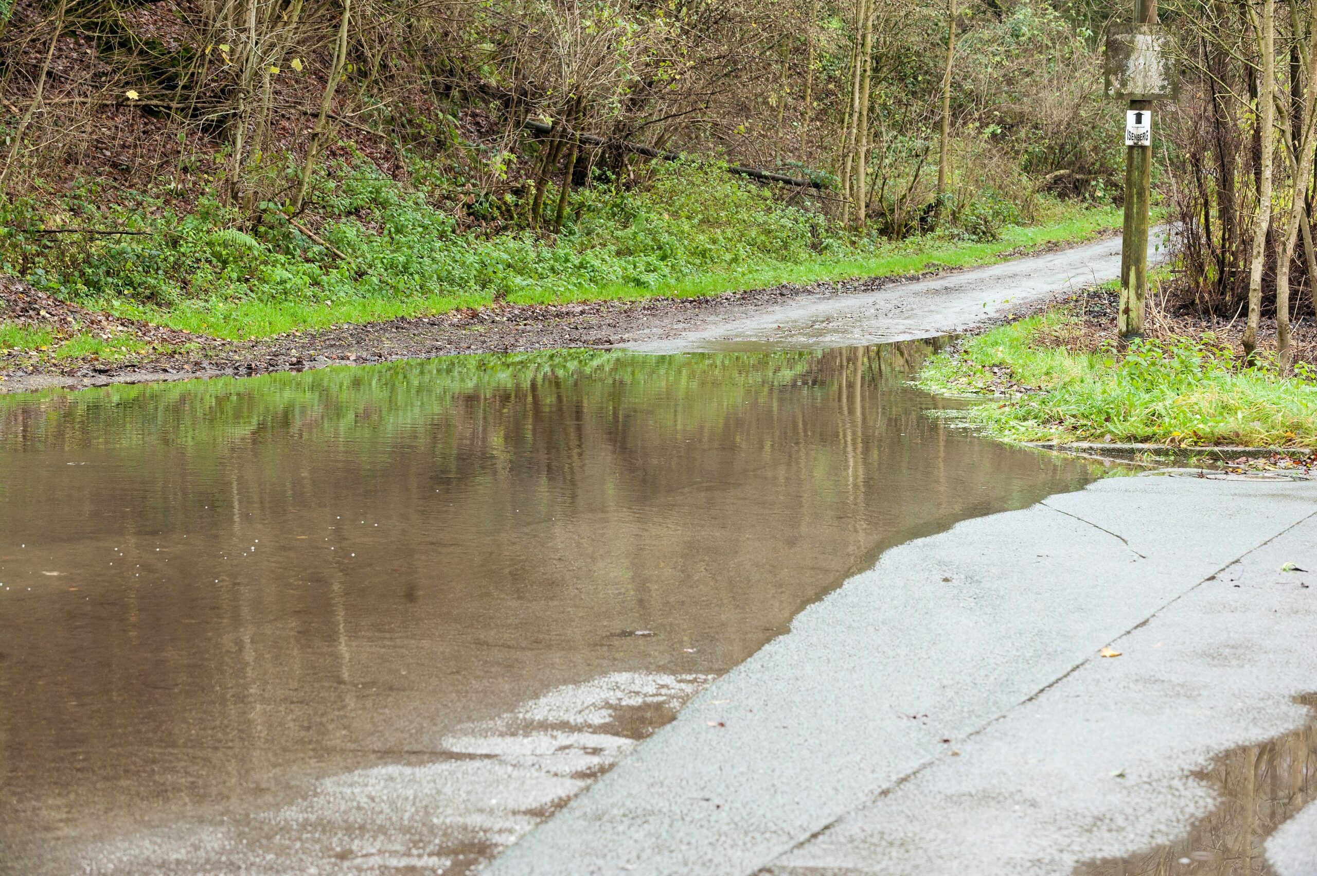 Winter 2015 in Hattingen, Hochwasser der Ruhr, weite gebiete sind überschwemmt und Verkehrswege, vor allem der Radweg Leinpfad wurden gesperrt, hier Isenberg Weg mit Fließwasser.