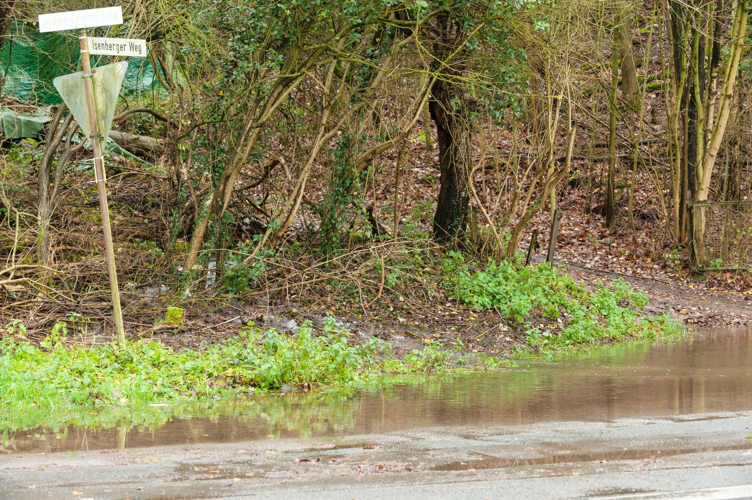 Winter 2015 in Hattingen, Hochwasser der Ruhr, weite gebiete sind überschwemmt und Verkehrswege, vor allem der Radweg Leinpfad wurden gesperrt, hier Isenberg Weg mit Fließwasser.