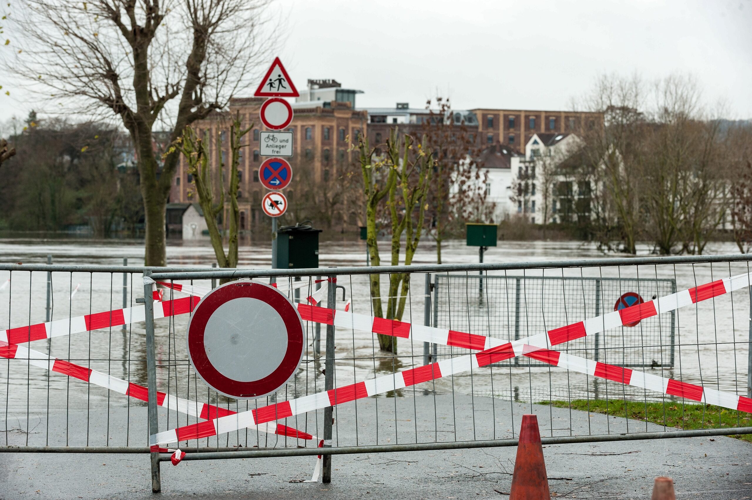 Winter 2015 in Hattingen, Hochwasser der Ruhr, weite gebiete sind überschwemmt und Verkehrswege, vor allem der Radweg Leinpfad wurden gesperrt, hier Isenberg Weg mit Fließwasser.