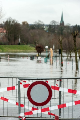 Winter 2015 in Hattingen, Hochwasser der Ruhr, weite gebiete sind überschwemmt und Verkehrswege, vor allem der Radweg Leinpfad wurden gesperrt, hier Isenberg Weg mit Fließwasser.