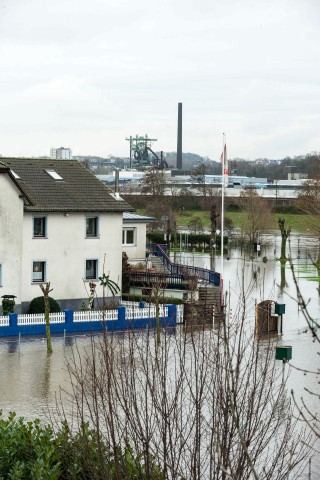 Winter 2015 in Hattingen, Hochwasser der Ruhr, weite Gebiete sind überschwemmt und Verkehrswege, vor allem der Radweg Leinpfad wurden gesperrt, hier der Campingplatz Stolle, Ruhrbrücke Bochumer Straße, musste evakuiert werden, der Platz ist komplett überflutet, Leinpfad und Wehr sind nicht mehr zu sehen.