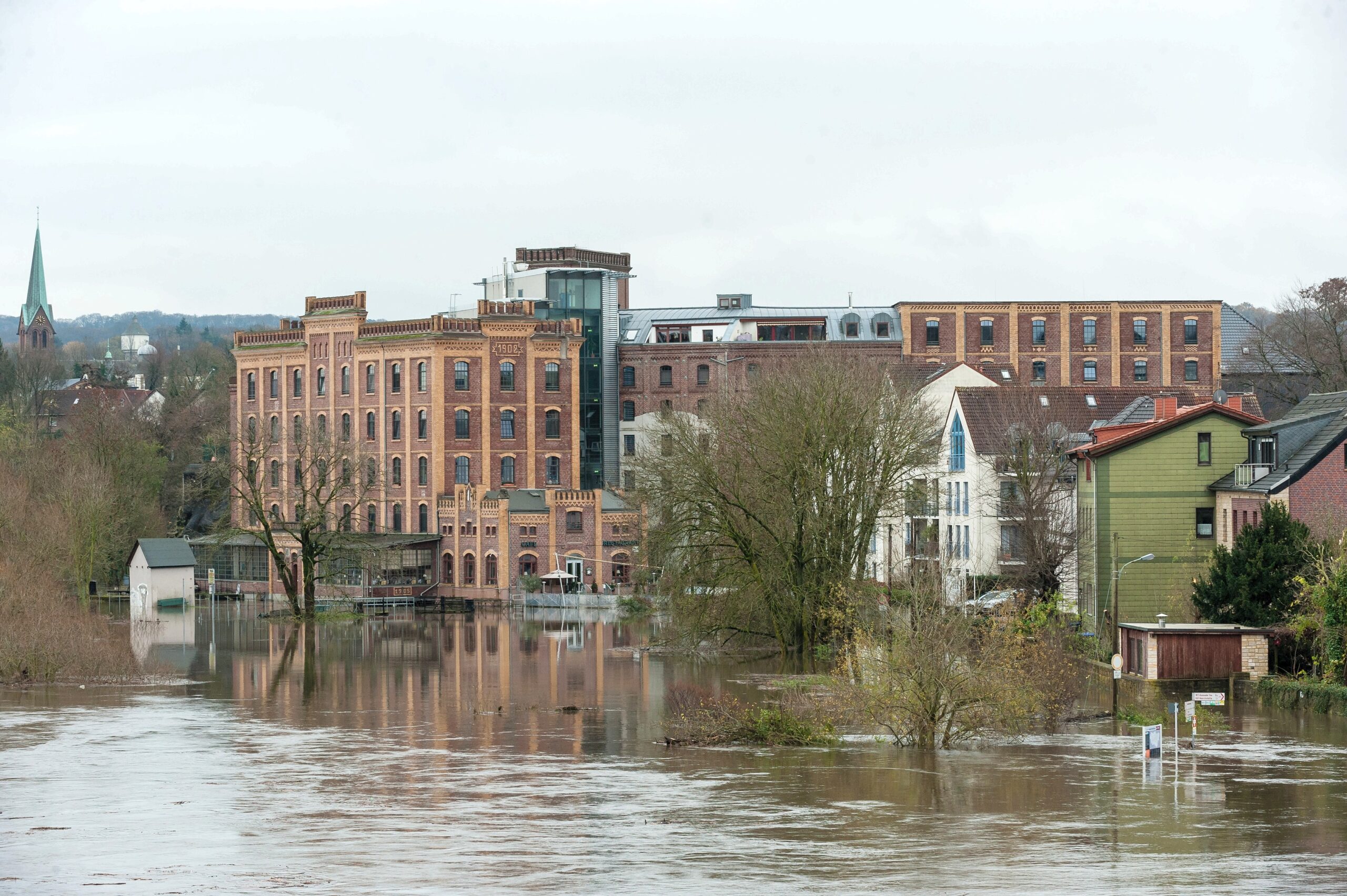 Winter 2015 in Hattingen, Hochwasser der Ruhr, weite Gebiete sind überschwemmt und Verkehrswege, vor allem der Radweg Leinpfad wurden gesperrt, hier der Campingplatz Stolle, Ruhrbrücke Bochumer Straße, musste evakuiert werden, der Platz ist komplett überflutet, Leinpfad und Wehr sind nicht mehr zu sehen.