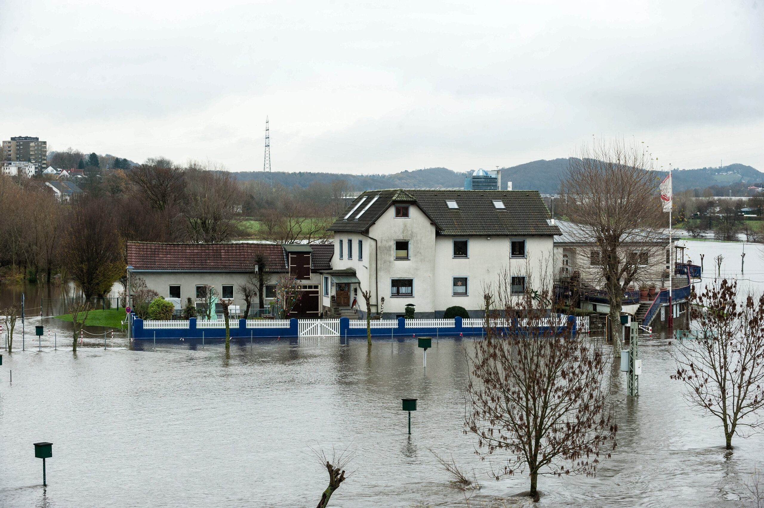 Winter 2015 in Hattingen, Hochwasser der Ruhr, weite Gebiete sind überschwemmt und Verkehrswege, vor allem der Radweg Leinpfad wurden gesperrt, hier der Campingplatz Stolle, Ruhrbrücke Bochumer Straße, musste evakuiert werden, der Platz ist komplett überflutet, Leinpfad und Wehr sind nicht mehr zu sehen.