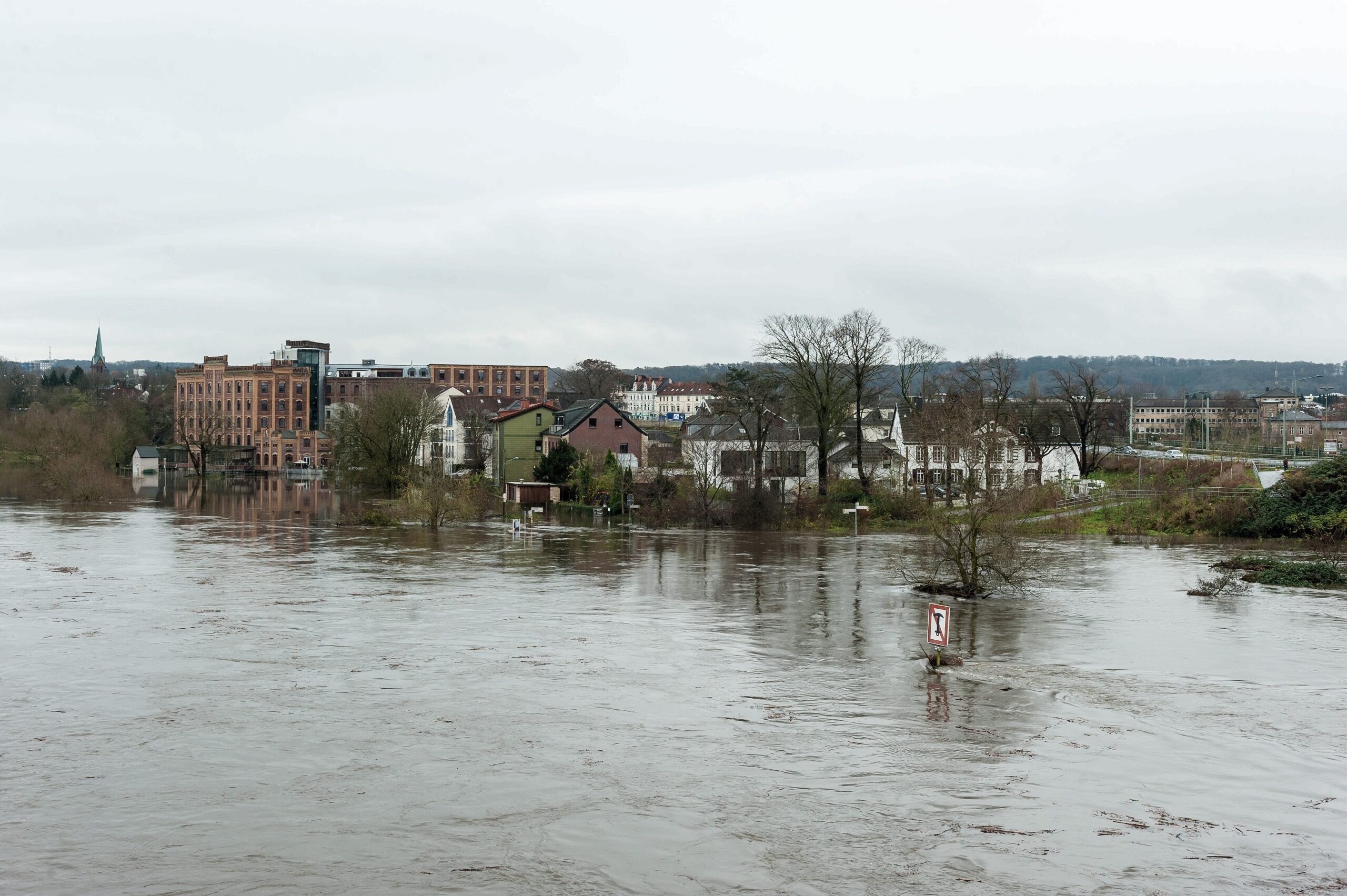 Winter 2015 in Hattingen, Hochwasser der Ruhr, weite Gebiete sind überschwemmt und Verkehrswege, vor allem der Radweg Leinpfad wurden gesperrt, hier der Campingplatz Stolle, Ruhrbrücke Bochumer Straße, musste evakuiert werden, der Platz ist komplett überflutet, Leinpfad und Wehr sind nicht mehr zu sehen.