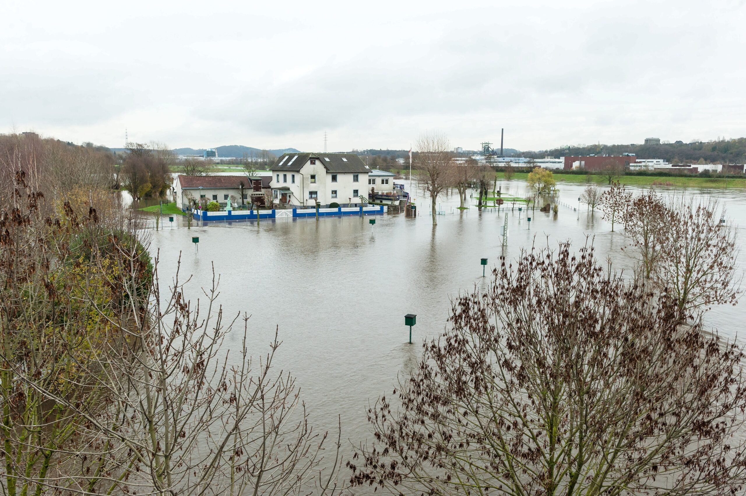 Winter 2015 in Hattingen, Hochwasser der Ruhr, weite Gebiete sind überschwemmt und Verkehrswege, vor allem der Radweg Leinpfad wurden gesperrt, hier der Campingplatz Stolle, Ruhrbrücke Bochumer Straße, musste evakuiert werden, der Platz ist komplett überflutet, Leinpfad und Wehr sind nicht mehr zu sehen.