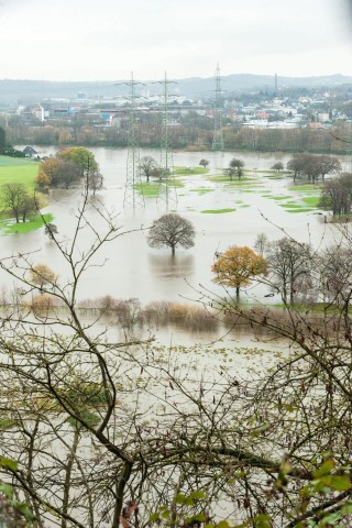 Winter 2015 in Hattingen, Hochwasser der Ruhr, weite gebiete sind überschwemmt und Verkehrswege, vor allem der Radweg Leinpfad wurden gesperrt, hier Blick von der Isenburg Ruine aus auf den Ruhrbogen an der Isenbergstraße, die Ruhrauen sind weitesgehend überflutet.