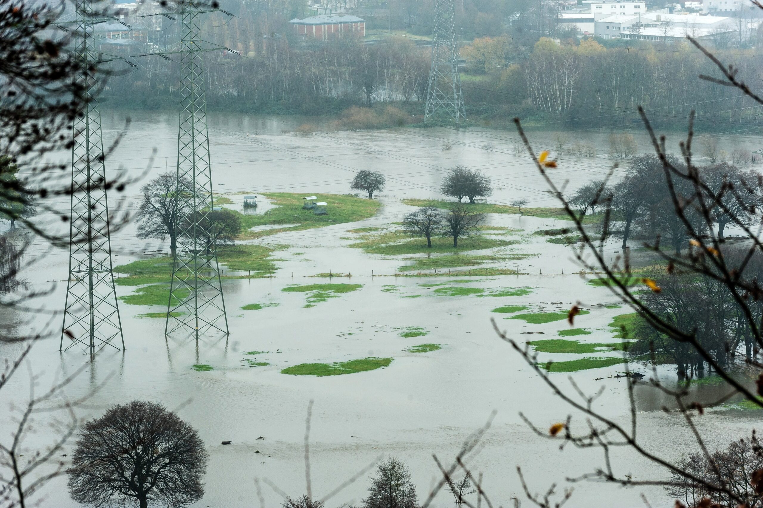 Winter 2015 in Hattingen, Hochwasser der Ruhr, weite gebiete sind überschwemmt und Verkehrswege, vor allem der Radweg Leinpfad wurden gesperrt, hier Blick von der Isenburg Ruine aus auf den Ruhrbogen an der Isenbergstraße, die Ruhrauen sind weitesgehend überflutet.