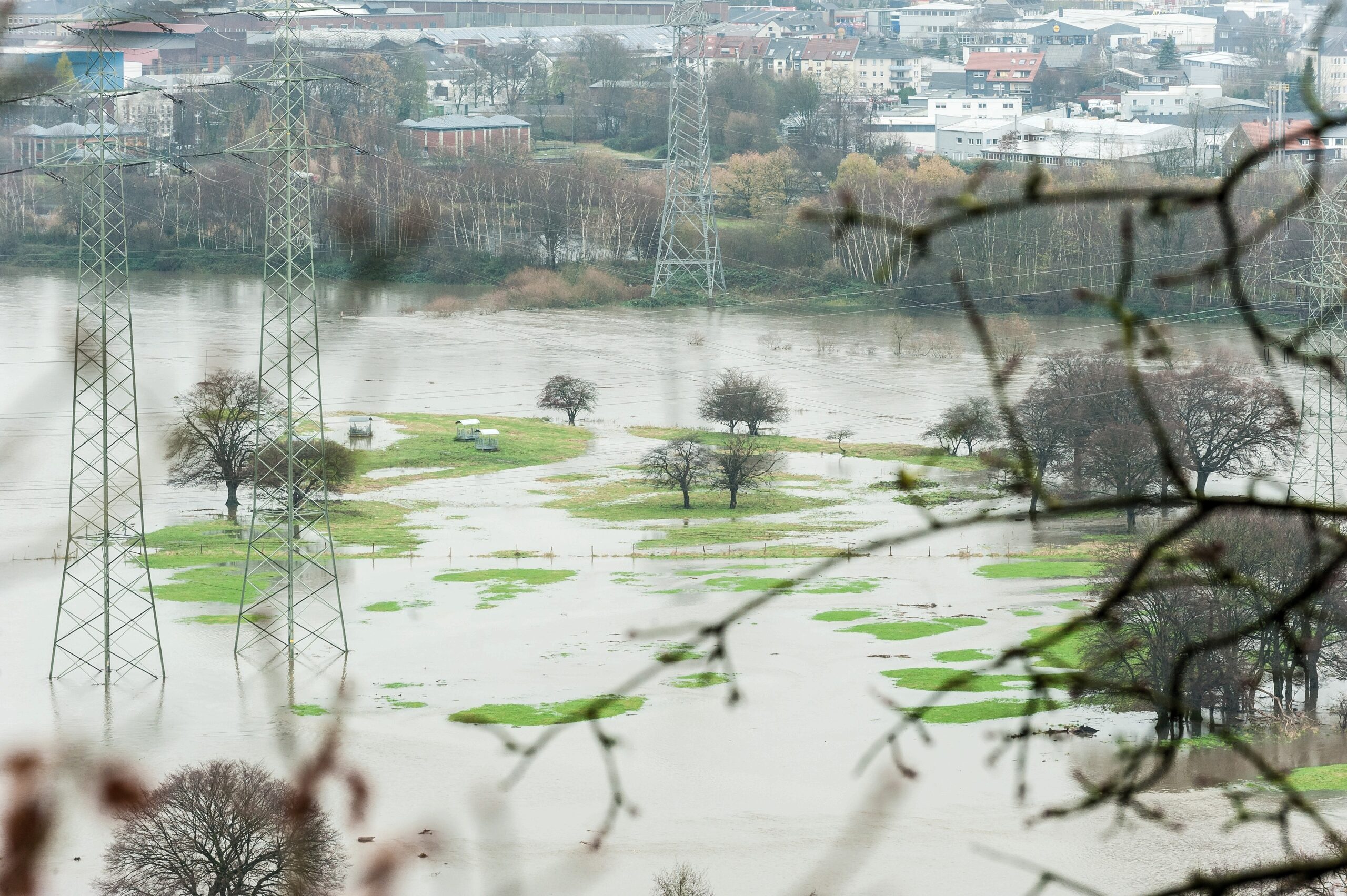 Winter 2015 in Hattingen, Hochwasser der Ruhr, weite gebiete sind überschwemmt und Verkehrswege, vor allem der Radweg Leinpfad wurden gesperrt, hier Blick von der Isenburg Ruine aus auf den Ruhrbogen an der Isenbergstraße, die Ruhrauen sind weitesgehend überflutet.