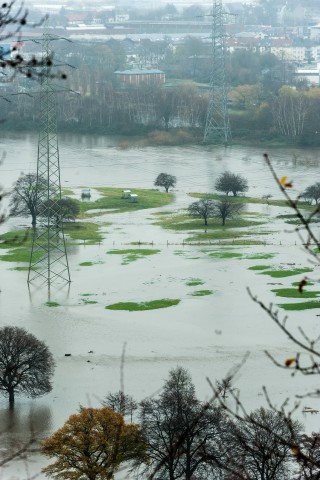 Winter 2015 in Hattingen, Hochwasser der Ruhr, weite gebiete sind überschwemmt und Verkehrswege, vor allem der Radweg Leinpfad wurden gesperrt, hier Blick von der Isenburg Ruine aus auf den Ruhrbogen an der Isenbergstraße, die Ruhrauen sind weitesgehend überflutet.