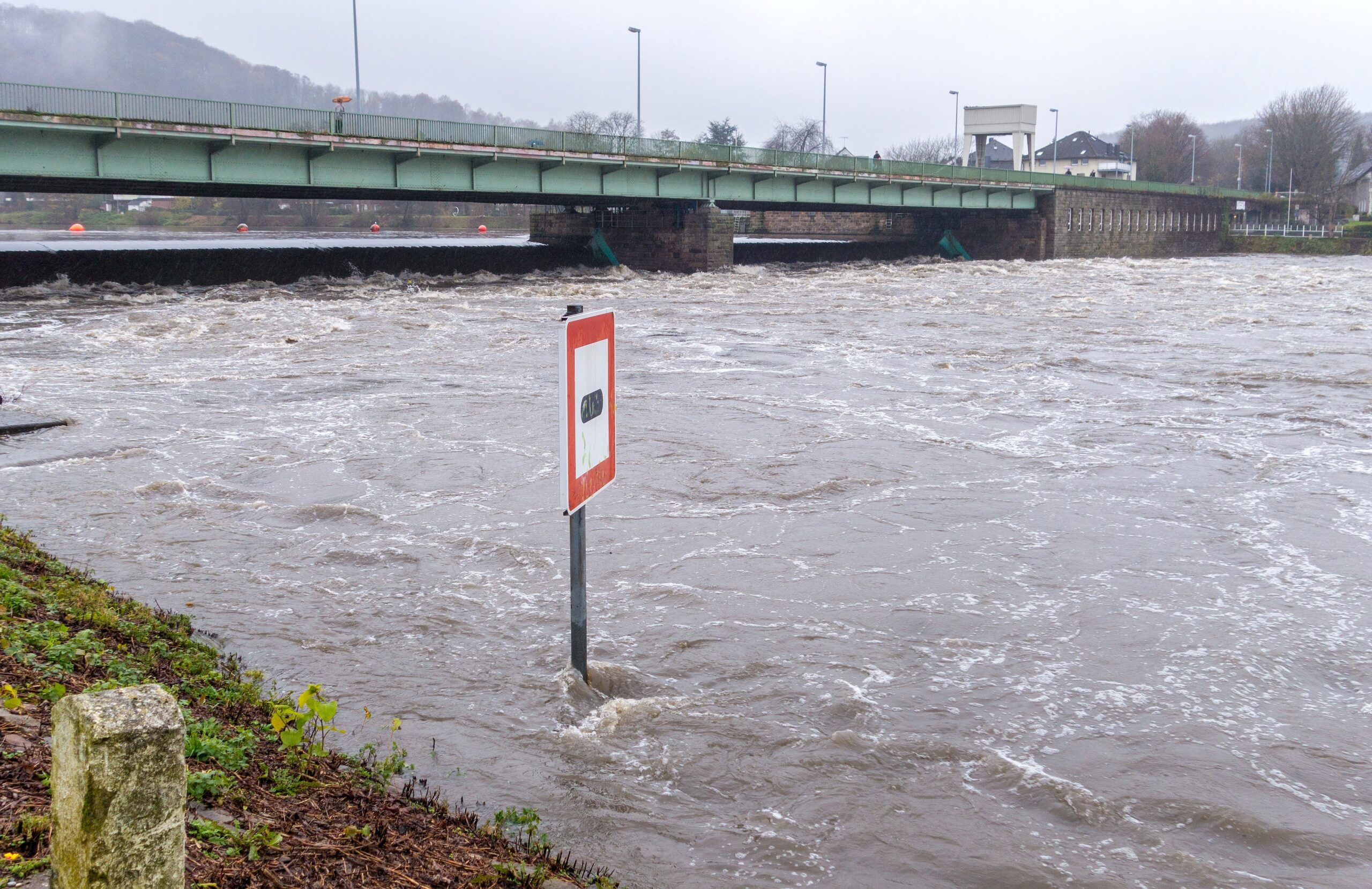 Essen Kettwig - Hochwasser an der Ruhr - Ehepaar Hoffstedt aus Groningen - ab Uferpalais ist der Leinpfad unpassierbar.