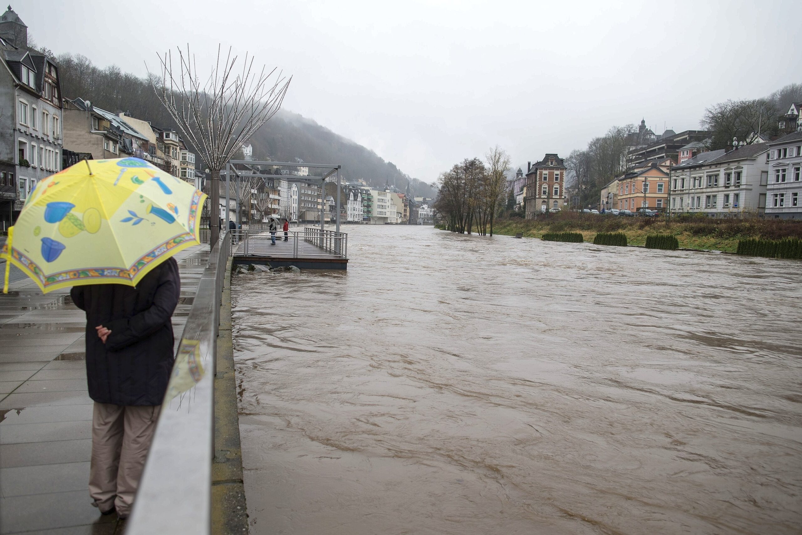 Die Lenne ist am 01.12.2015 in Altena (Nordrhein-Westfalen) über die Ufer getreten. Starke Regenfälle haben die Flüsse Ruhr und Lenne über die Ufer steigen lassen. In der Innenstadt von Altena (Märkischer Kreis) stand eine Uferpromenade unter Wasser.