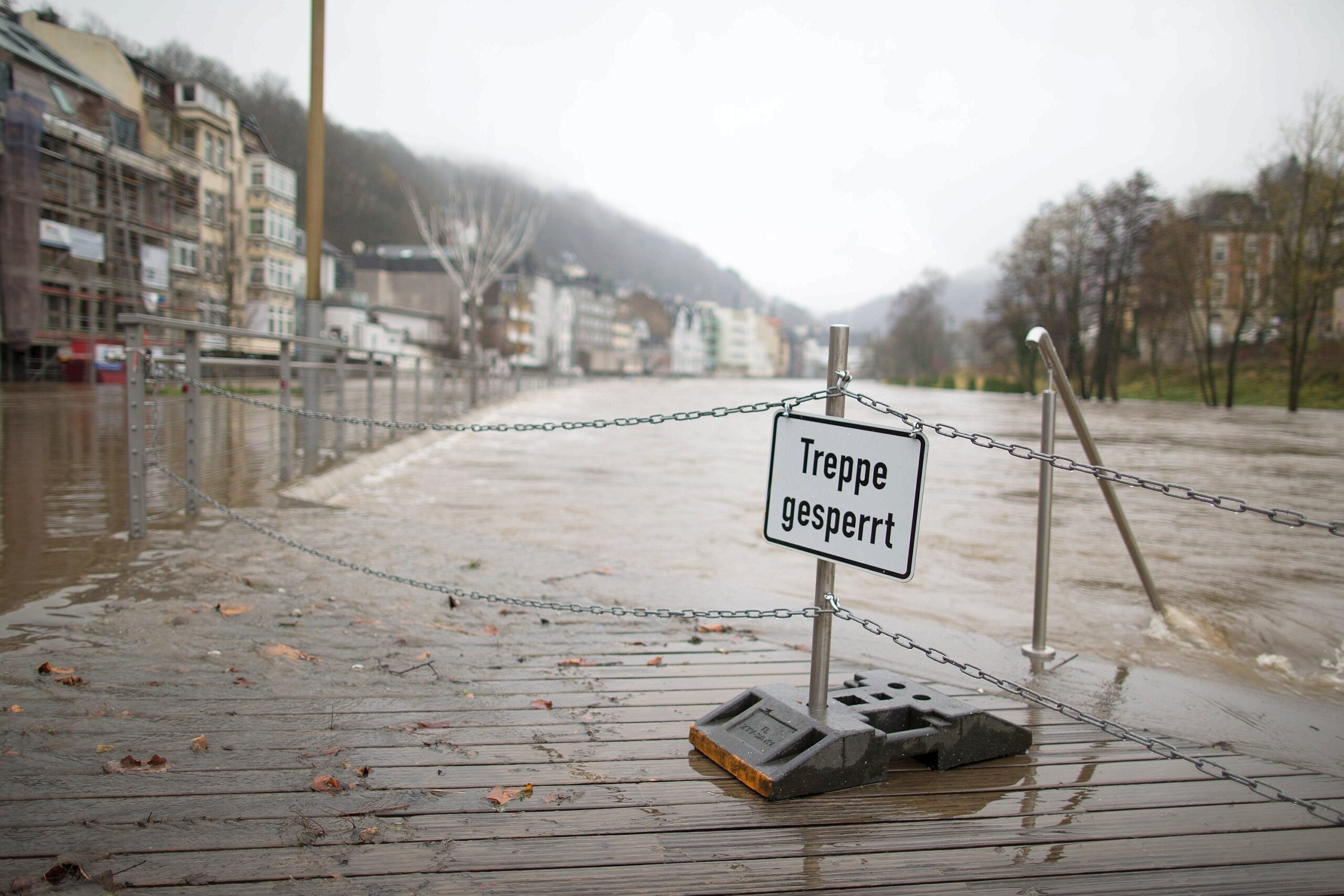 Die Lenne ist am 01.12.2015 in Altena (Nordrhein-Westfalen) über die Ufer getreten. Starke Regenfälle haben die Flüsse Ruhr und Lenne über die Ufer steigen lassen. In der Innenstadt von Altena (Märkischer Kreis) stand eine Uferpromenade unter Wasser.