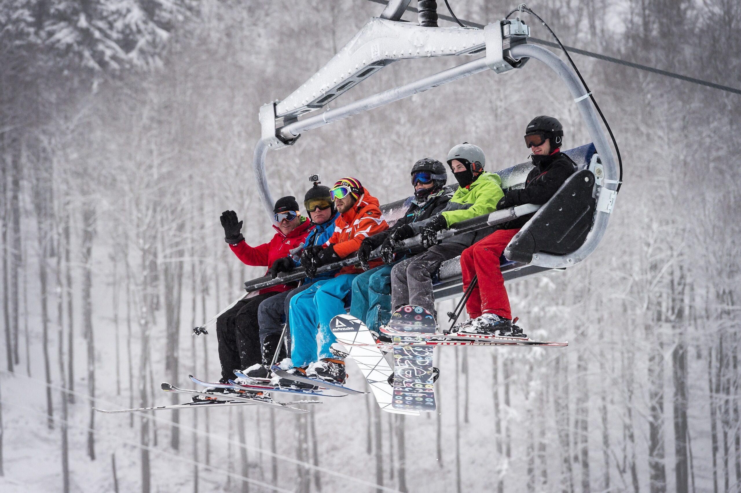 Dichter Nebel machte am Freitag den Ski Fans zu schaffen. Auf den meisten Pisten waren die Sichtbedingungen recht dürftig.