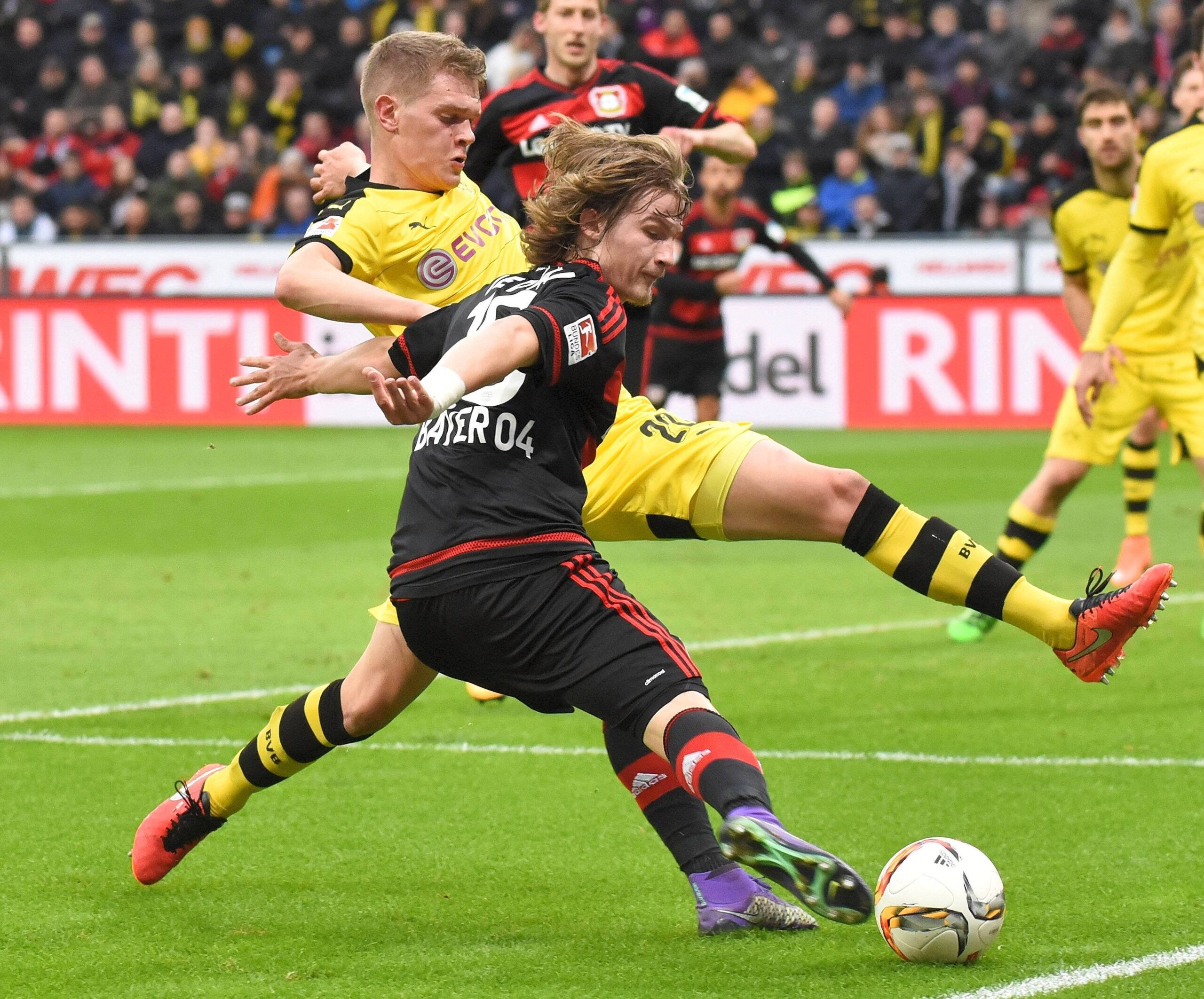 In einem umkämpften Bundesliga-Spitzenspiel bei Bayer Leverkusen fand der BVB das glücklichere Ende: Nach einem Treffer durch Pierre-Emerick Aubameyang siegte Borussia Dortmund mit 1:0. Für Aufregung sorgte Schiedsrichter Felix Zwayer, der das Spiel für zehn Minuten unterbrach. Bayer-Trainer Roger Schmidt war seiner Anweisung, auf die Tribüne zu gehen, nicht gefolgt.