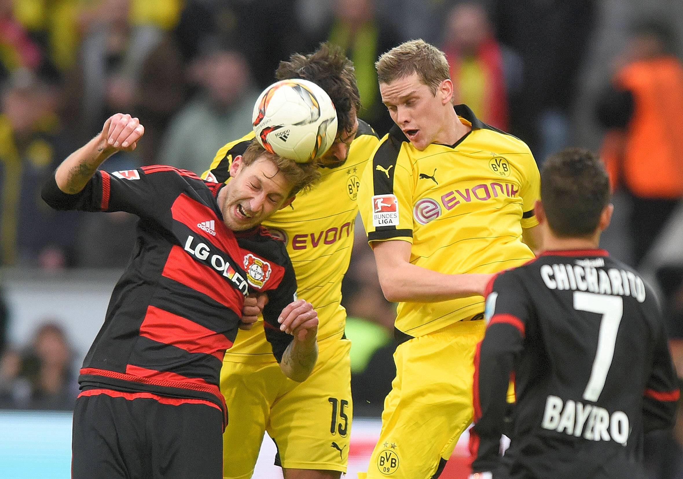 In einem umkämpften Bundesliga-Spitzenspiel bei Bayer Leverkusen fand der BVB das glücklichere Ende: Nach einem Treffer durch Pierre-Emerick Aubameyang siegte Borussia Dortmund mit 1:0. Für Aufregung sorgte Schiedsrichter Felix Zwayer, der das Spiel für zehn Minuten unterbrach. Bayer-Trainer Roger Schmidt war seiner Anweisung, auf die Tribüne zu gehen, nicht gefolgt.