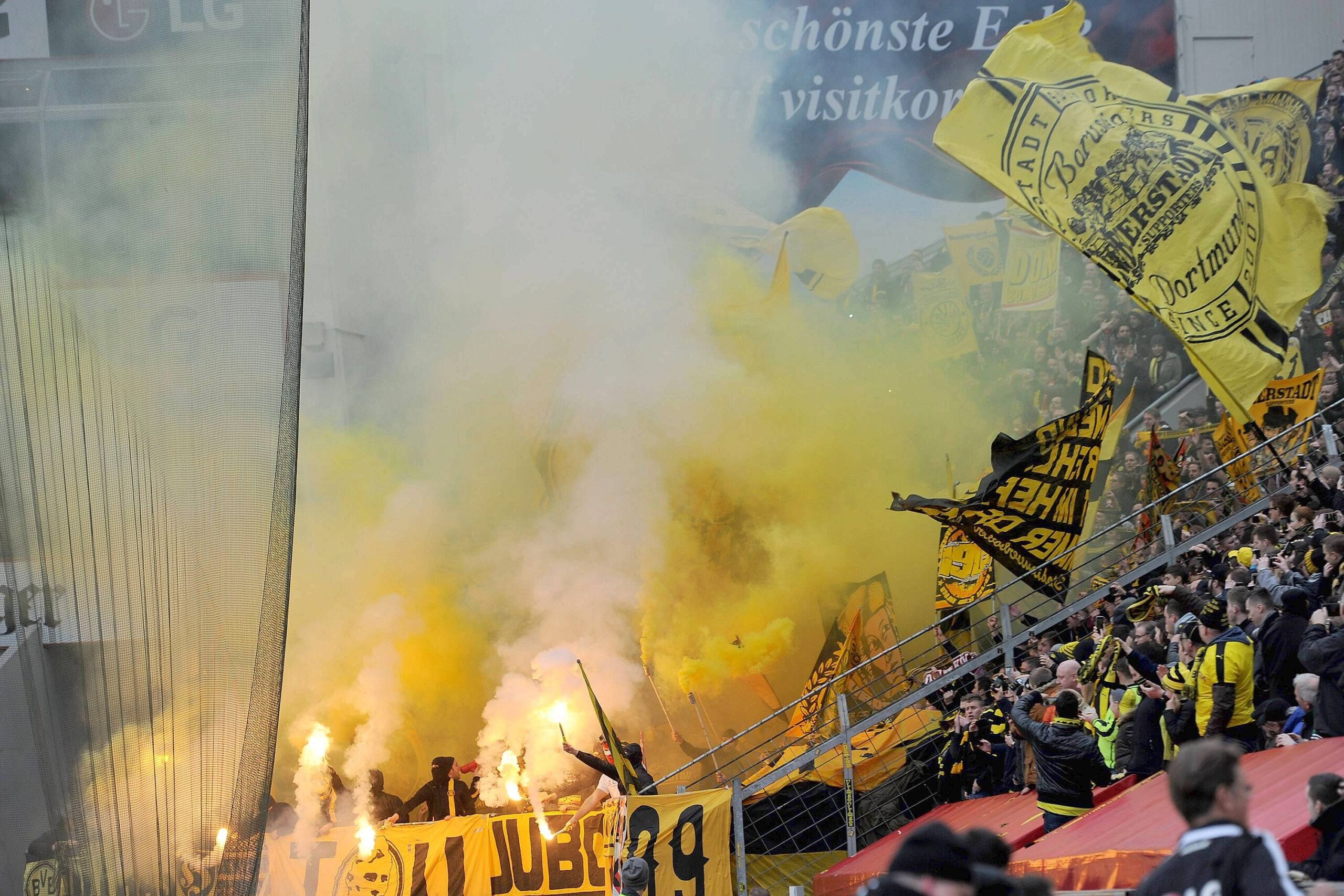 In einem umkämpften Bundesliga-Spitzenspiel bei Bayer Leverkusen fand der BVB das glücklichere Ende: Nach einem Treffer durch Pierre-Emerick Aubameyang siegte Borussia Dortmund mit 1:0. Für Aufregung sorgte Schiedsrichter Felix Zwayer, der das Spiel für zehn Minuten unterbrach. Bayer-Trainer Roger Schmidt war seiner Anweisung, auf die Tribüne zu gehen, nicht gefolgt.