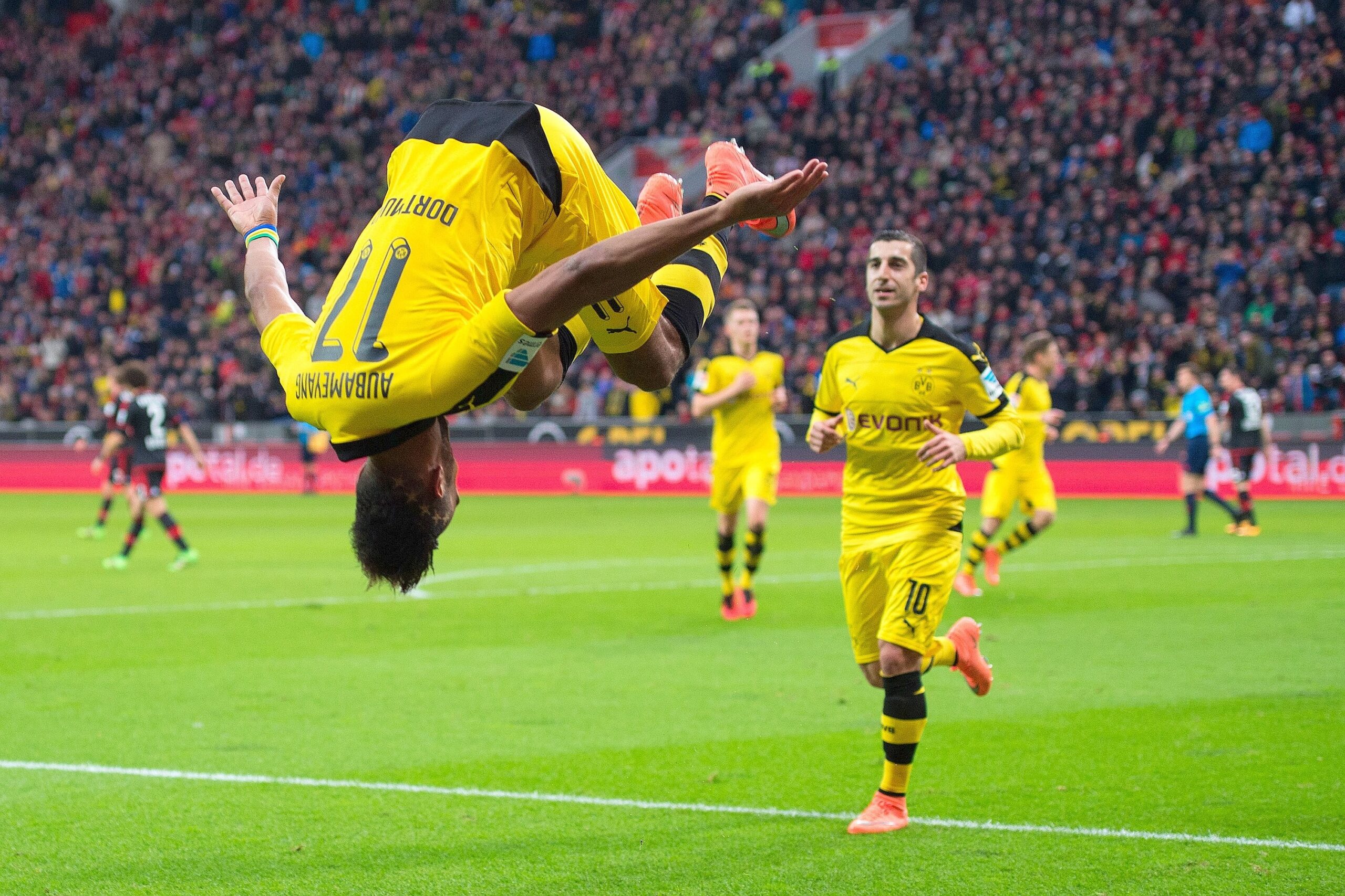 In einem umkämpften Bundesliga-Spitzenspiel bei Bayer Leverkusen fand der BVB das glücklichere Ende: Nach einem Treffer durch Pierre-Emerick Aubameyang siegte Borussia Dortmund mit 1:0. Für Aufregung sorgte Schiedsrichter Felix Zwayer, der das Spiel für zehn Minuten unterbrach. Bayer-Trainer Roger Schmidt war seiner Anweisung, auf die Tribüne zu gehen, nicht gefolgt.