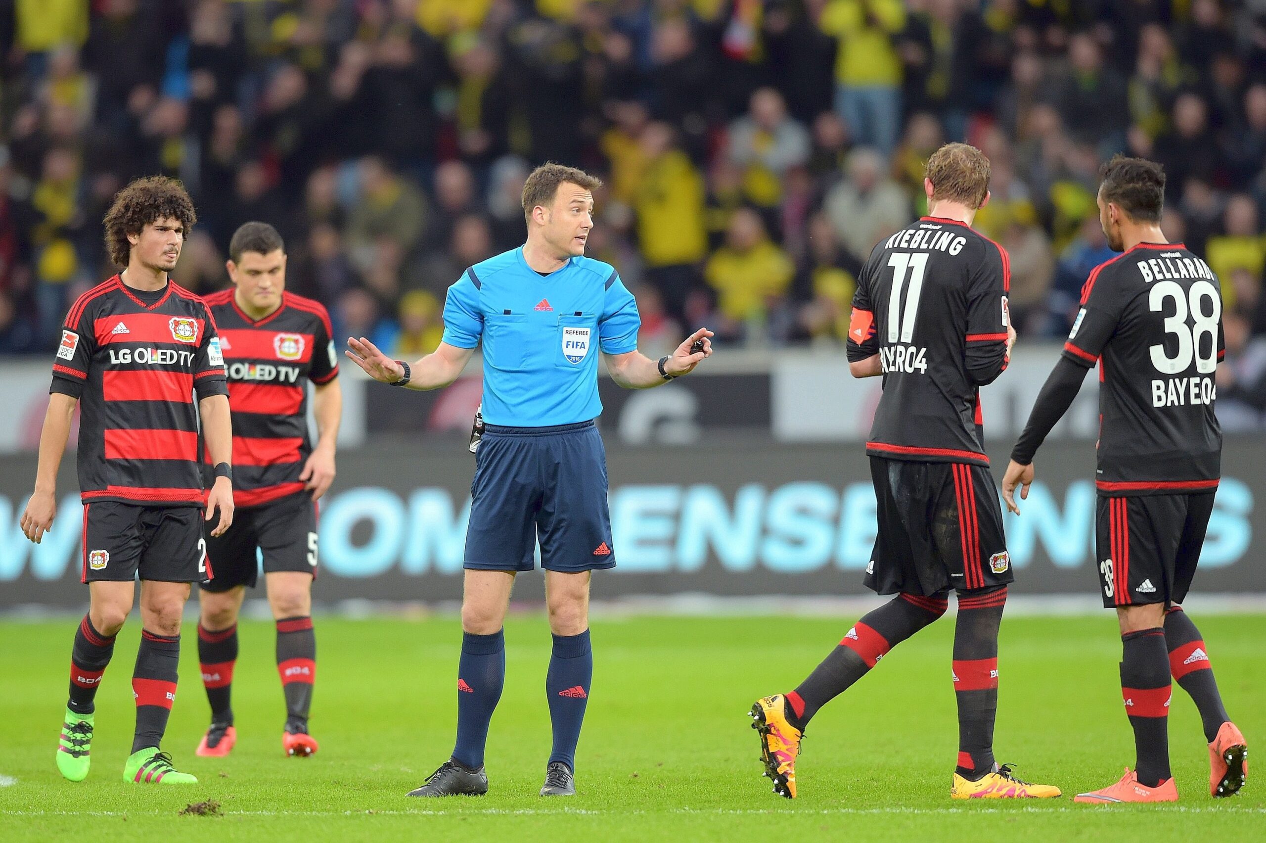 In einem umkämpften Bundesliga-Spitzenspiel bei Bayer Leverkusen fand der BVB das glücklichere Ende: Nach einem Treffer durch Pierre-Emerick Aubameyang siegte Borussia Dortmund mit 1:0. Für Aufregung sorgte Schiedsrichter Felix Zwayer, der das Spiel für zehn Minuten unterbrach. Bayer-Trainer Roger Schmidt war seiner Anweisung, auf die Tribüne zu gehen, nicht gefolgt.