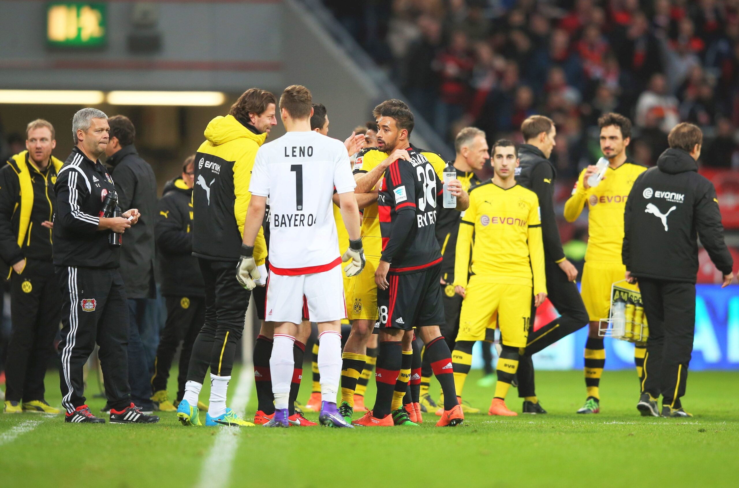 In einem umkämpften Bundesliga-Spitzenspiel bei Bayer Leverkusen fand der BVB das glücklichere Ende: Nach einem Treffer durch Pierre-Emerick Aubameyang siegte Borussia Dortmund mit 1:0. Für Aufregung sorgte Schiedsrichter Felix Zwayer, der das Spiel für zehn Minuten unterbrach. Bayer-Trainer Roger Schmidt war seiner Anweisung, auf die Tribüne zu gehen, nicht gefolgt.