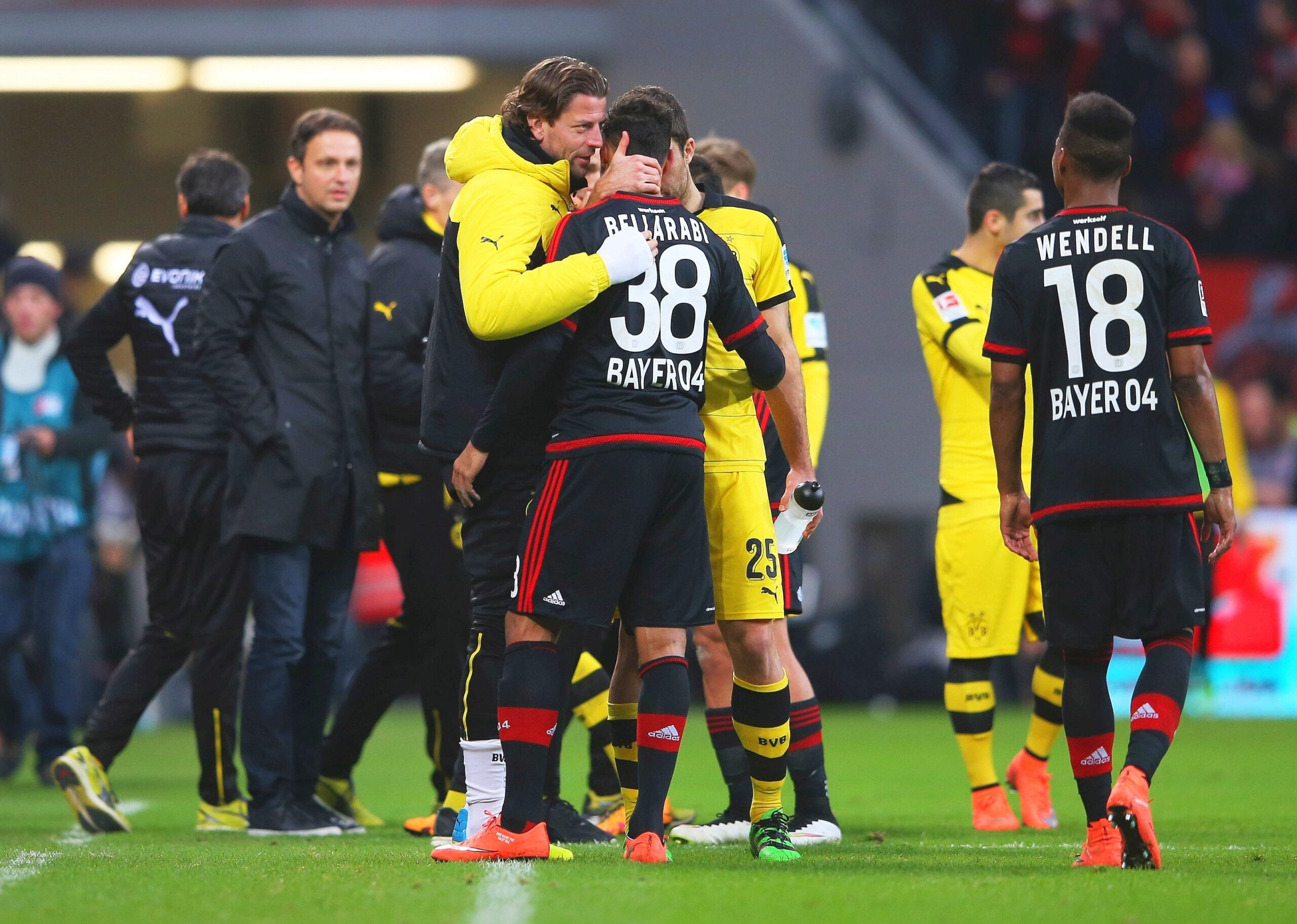 In einem umkämpften Bundesliga-Spitzenspiel bei Bayer Leverkusen fand der BVB das glücklichere Ende: Nach einem Treffer durch Pierre-Emerick Aubameyang siegte Borussia Dortmund mit 1:0. Für Aufregung sorgte Schiedsrichter Felix Zwayer, der das Spiel für zehn Minuten unterbrach. Bayer-Trainer Roger Schmidt war seiner Anweisung, auf die Tribüne zu gehen, nicht gefolgt.