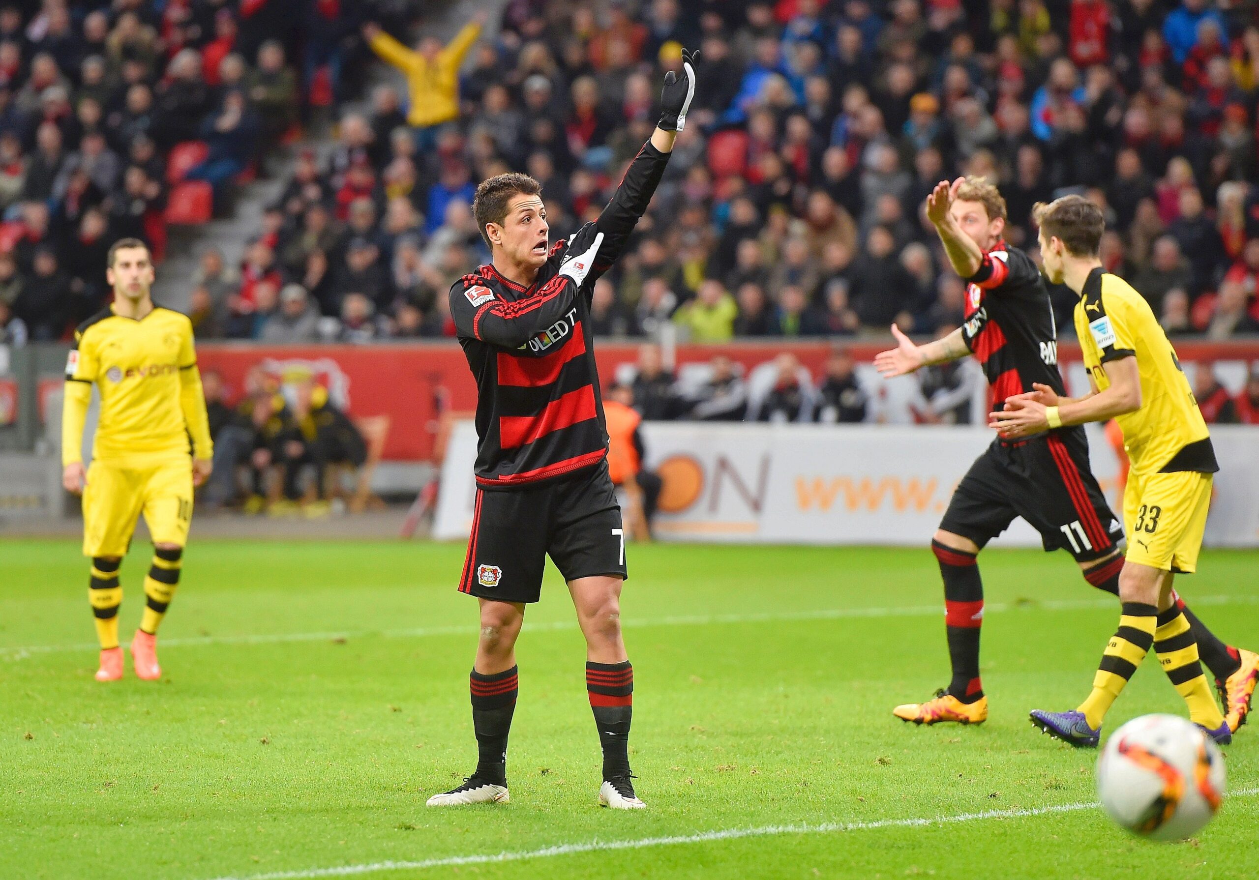 In einem umkämpften Bundesliga-Spitzenspiel bei Bayer Leverkusen fand der BVB das glücklichere Ende: Nach einem Treffer durch Pierre-Emerick Aubameyang siegte Borussia Dortmund mit 1:0. Für Aufregung sorgte Schiedsrichter Felix Zwayer, der das Spiel für zehn Minuten unterbrach. Bayer-Trainer Roger Schmidt war seiner Anweisung, auf die Tribüne zu gehen, nicht gefolgt.