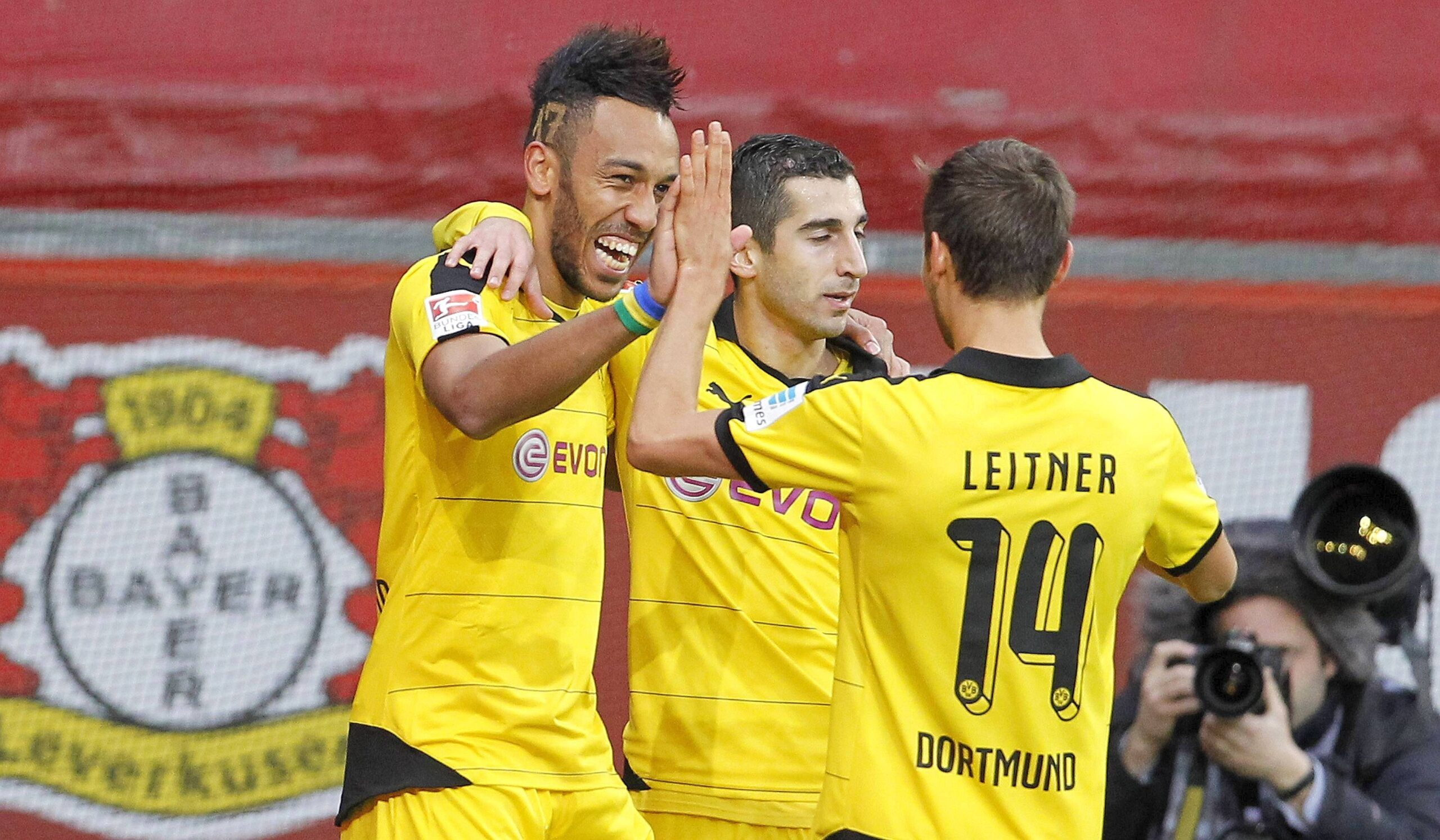 In einem umkämpften Bundesliga-Spitzenspiel bei Bayer Leverkusen fand der BVB das glücklichere Ende: Nach einem Treffer durch Pierre-Emerick Aubameyang siegte Borussia Dortmund mit 1:0. Für Aufregung sorgte Schiedsrichter Felix Zwayer, der das Spiel für zehn Minuten unterbrach. Bayer-Trainer Roger Schmidt war seiner Anweisung, auf die Tribüne zu gehen, nicht gefolgt.