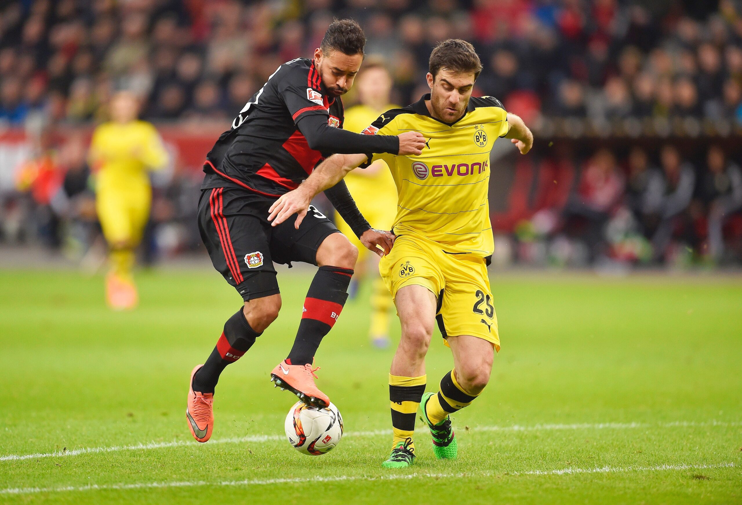 In einem umkämpften Bundesliga-Spitzenspiel bei Bayer Leverkusen fand der BVB das glücklichere Ende: Nach einem Treffer durch Pierre-Emerick Aubameyang siegte Borussia Dortmund mit 1:0. Für Aufregung sorgte Schiedsrichter Felix Zwayer, der das Spiel für zehn Minuten unterbrach. Bayer-Trainer Roger Schmidt war seiner Anweisung, auf die Tribüne zu gehen, nicht gefolgt.