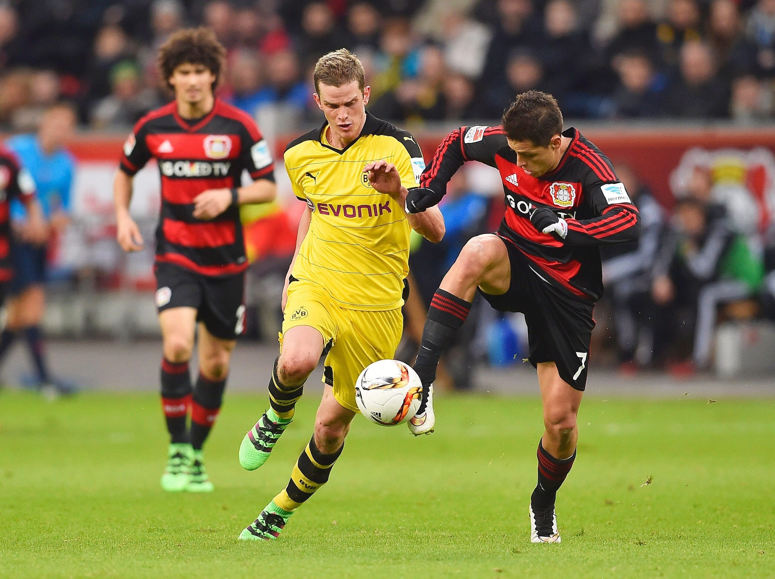 In einem umkämpften Bundesliga-Spitzenspiel bei Bayer Leverkusen fand der BVB das glücklichere Ende: Nach einem Treffer durch Pierre-Emerick Aubameyang siegte Borussia Dortmund mit 1:0. Für Aufregung sorgte Schiedsrichter Felix Zwayer, der das Spiel für zehn Minuten unterbrach. Bayer-Trainer Roger Schmidt war seiner Anweisung, auf die Tribüne zu gehen, nicht gefolgt.