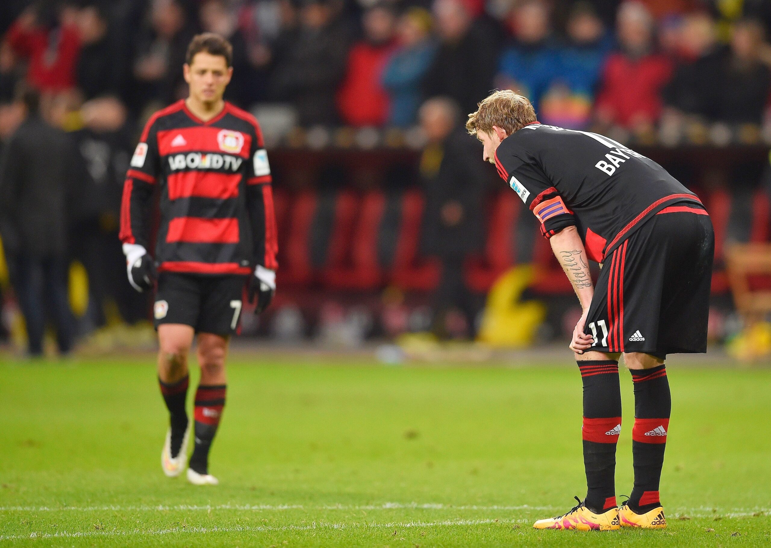 In einem umkämpften Bundesliga-Spitzenspiel bei Bayer Leverkusen fand der BVB das glücklichere Ende: Nach einem Treffer durch Pierre-Emerick Aubameyang siegte Borussia Dortmund mit 1:0. Für Aufregung sorgte Schiedsrichter Felix Zwayer, der das Spiel für zehn Minuten unterbrach. Bayer-Trainer Roger Schmidt war seiner Anweisung, auf die Tribüne zu gehen, nicht gefolgt.