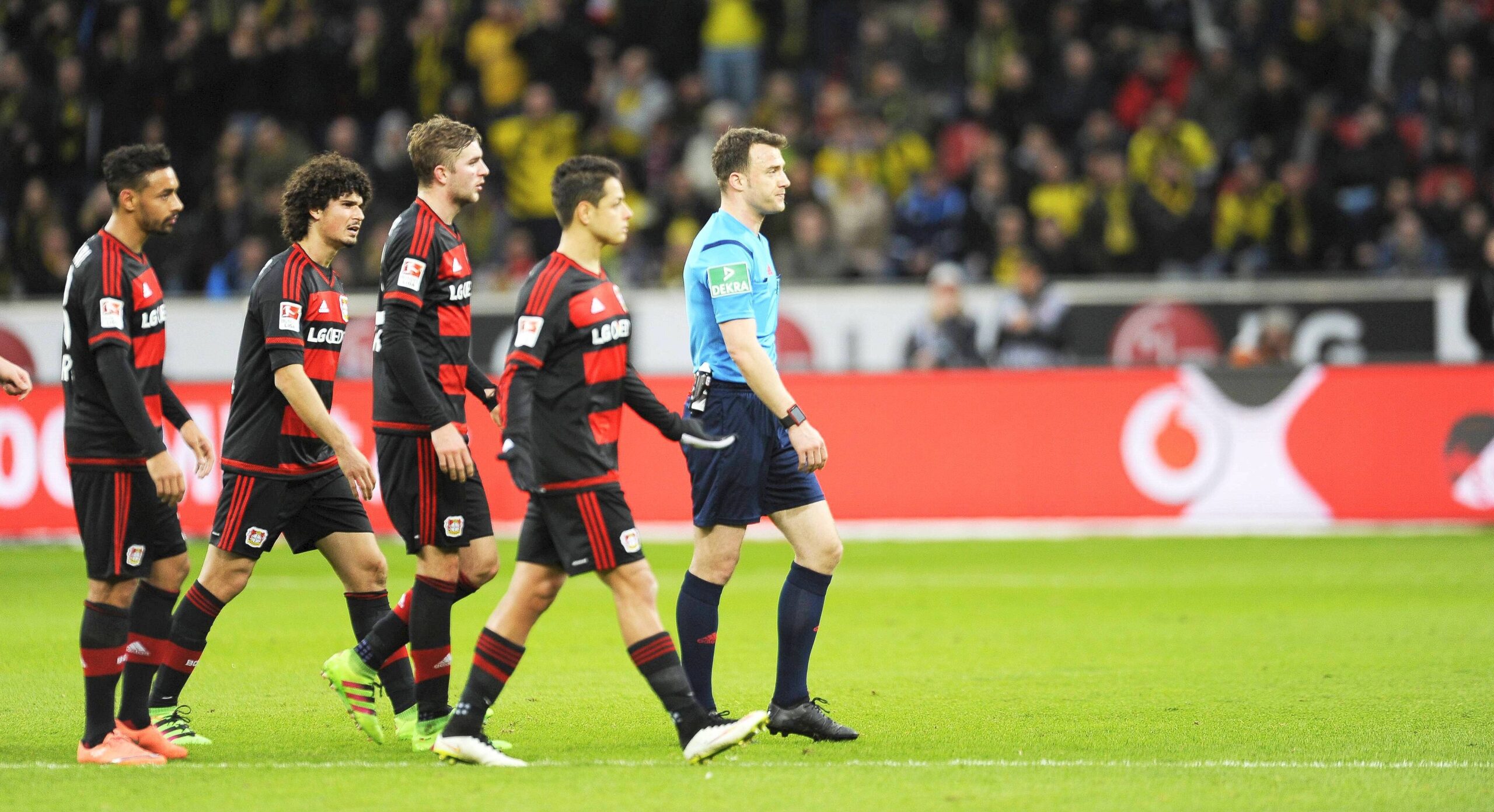 In einem umkämpften Bundesliga-Spitzenspiel bei Bayer Leverkusen fand der BVB das glücklichere Ende: Nach einem Treffer durch Pierre-Emerick Aubameyang siegte Borussia Dortmund mit 1:0. Für Aufregung sorgte Schiedsrichter Felix Zwayer, der das Spiel für zehn Minuten unterbrach. Bayer-Trainer Roger Schmidt war seiner Anweisung, auf die Tribüne zu gehen, nicht gefolgt.