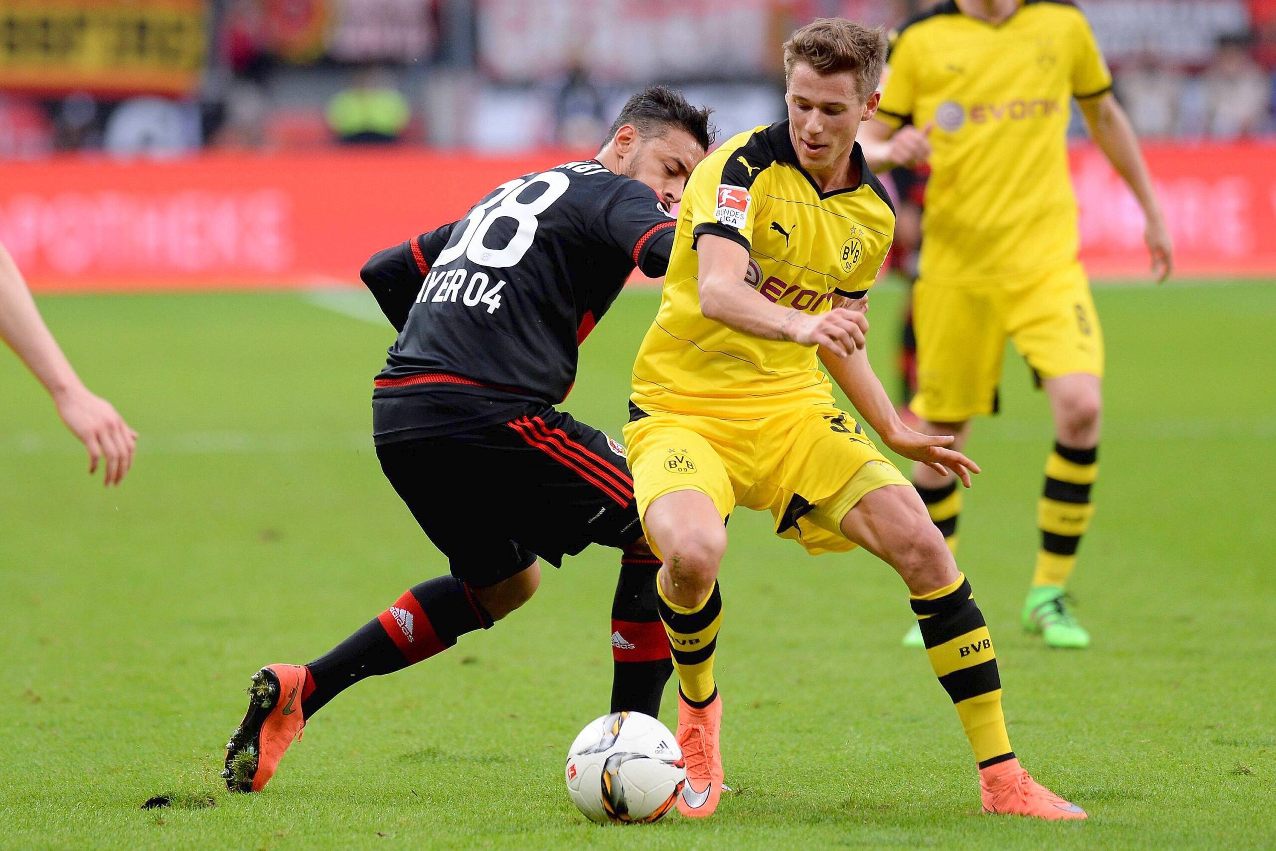 In einem umkämpften Bundesliga-Spitzenspiel bei Bayer Leverkusen fand der BVB das glücklichere Ende: Nach einem Treffer durch Pierre-Emerick Aubameyang siegte Borussia Dortmund mit 1:0. Für Aufregung sorgte Schiedsrichter Felix Zwayer, der das Spiel für zehn Minuten unterbrach. Bayer-Trainer Roger Schmidt war seiner Anweisung, auf die Tribüne zu gehen, nicht gefolgt.