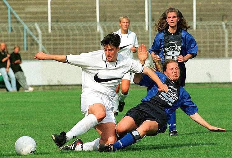 ... spielte fast ausschließlich in Frankfurt - von einem kurzen Gastspiel in der US-Profiliga im Jahr 2002 abgesehen.