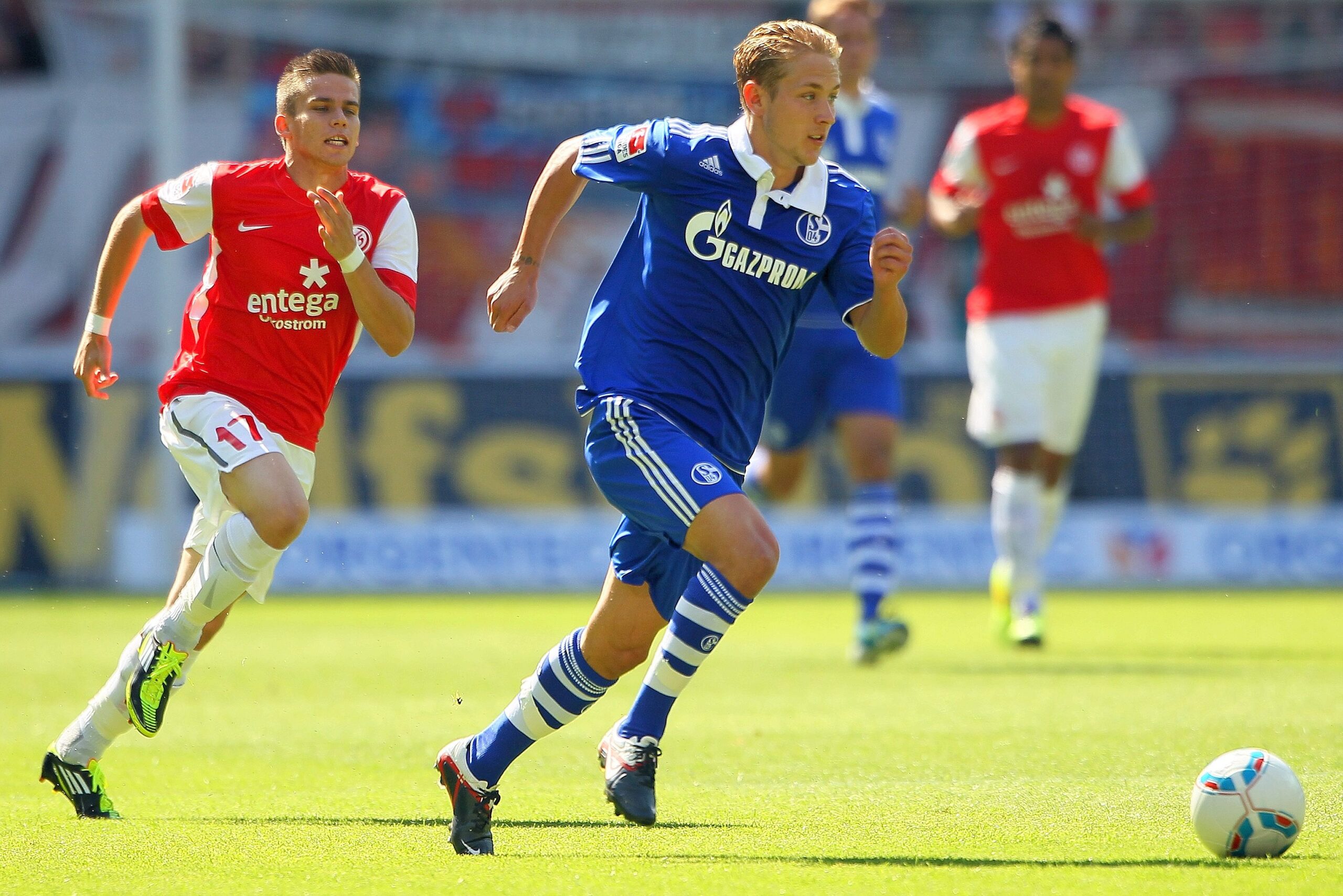 FSV Mainz - Schalke 04, Endstand 2:4. Lewis Holtby wird von Zoltan Stieber verfolgt.