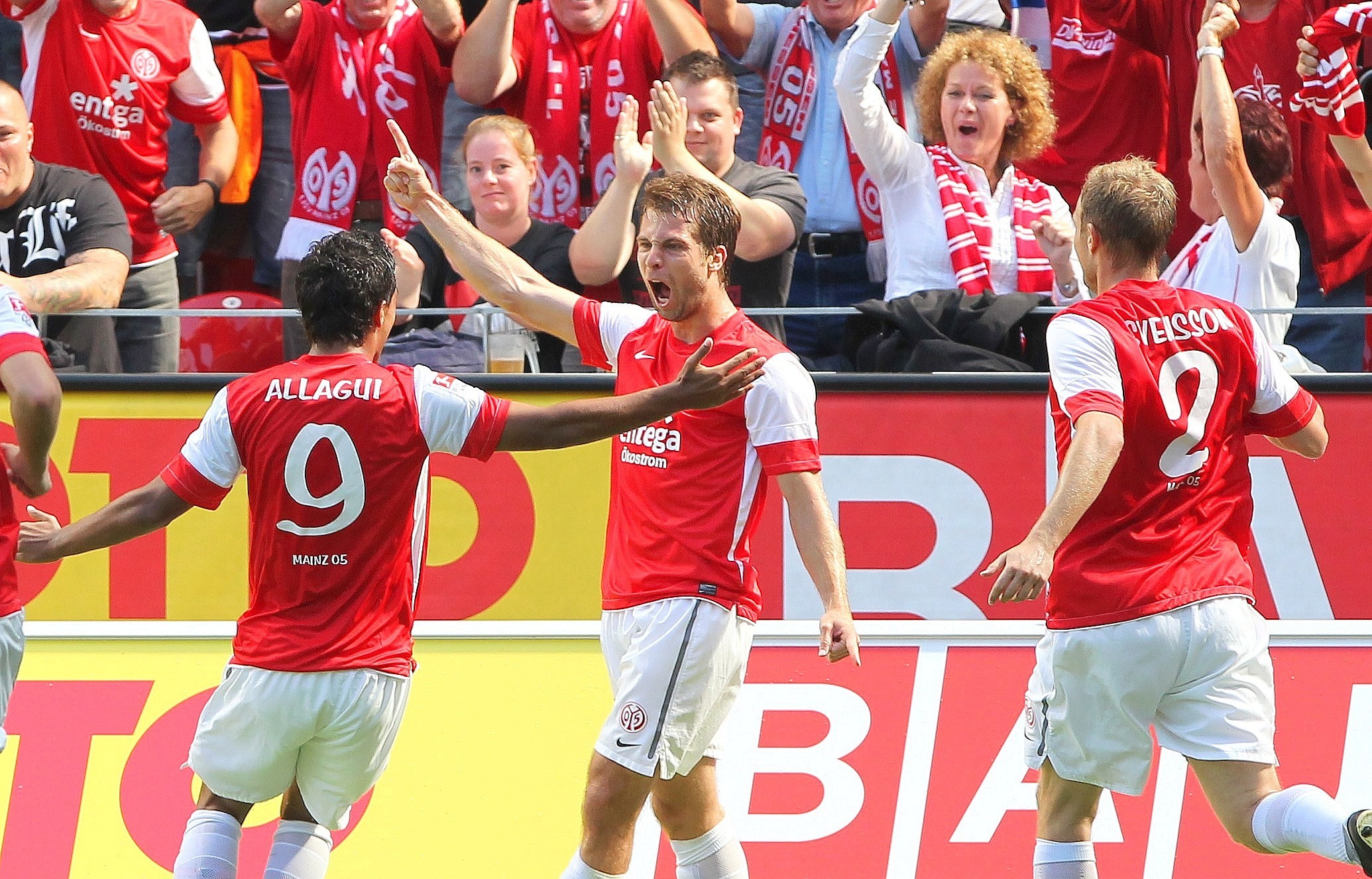 FSV Mainz - Schalke 04, Endstand 2:4. Andreas Ivanschitz bejubelt sein Führungstor für Mainz.