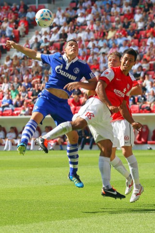 FSV Mainz - Schalke 04, Endstand 2:4. Kyriakos Papadopoulos und Malik Fathi im Luftzweikampf.