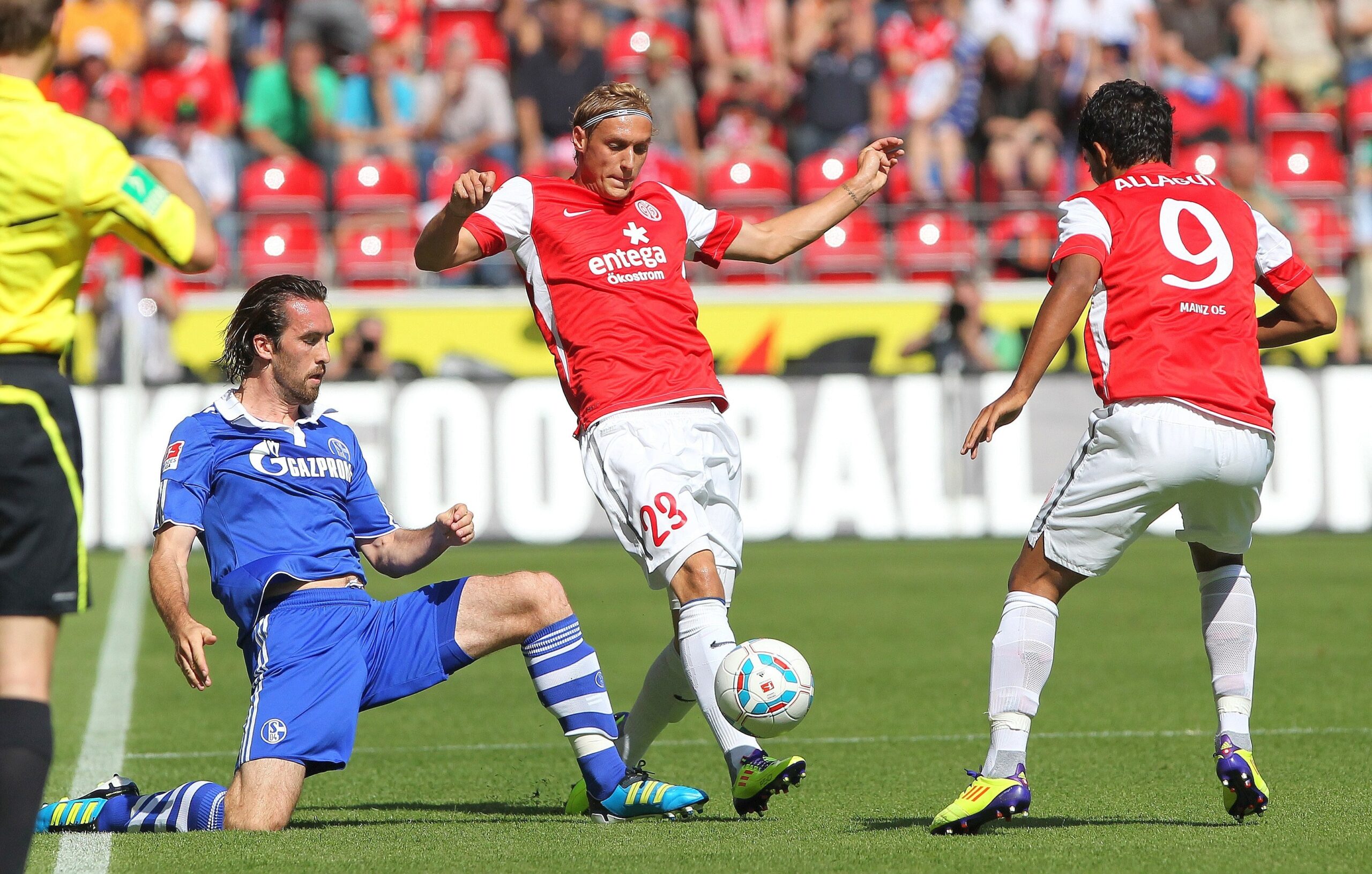 FSV Mainz - Schalke 04, Endstand 2:4. Christian Fuchs (l.) gegen Marcel Risse und Sami Allagui (r.).