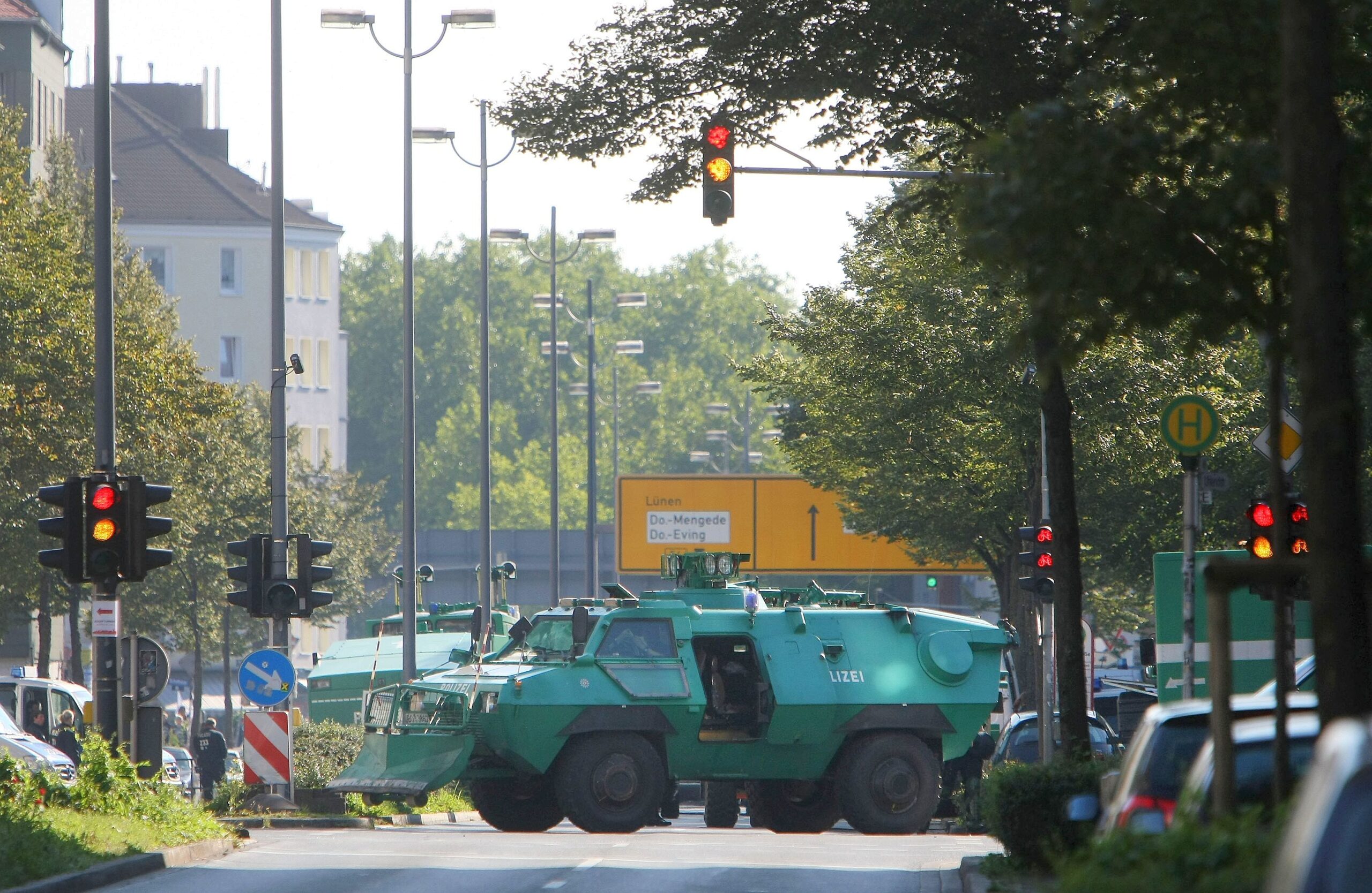 Räumfahrzeuge und Wasserwerfer standen bereit. 